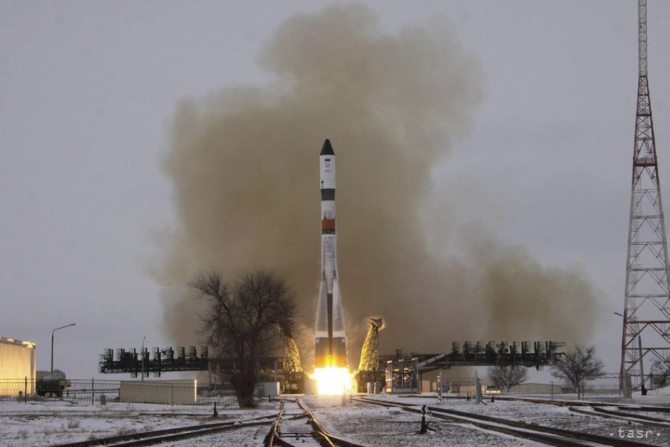 Štart ruskej rakety Sojuz, ktorá nesie kozmickú loď Progress s 2,5 tonami nákladu pre Medzinárodnú vesmírnu stanicu (ISS) z kozmodrómu Bajkonur v Kazachstane. 