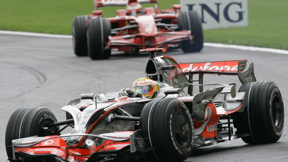 JH12 Monza - Legenda formuly 1 Nemec Michael Schumacher sleduje druhý tréning F1  na talianskom okruhu v Monze 12. septembra2008 - dva dni pred nedeľňajšou Veľkou cenou Talianska.