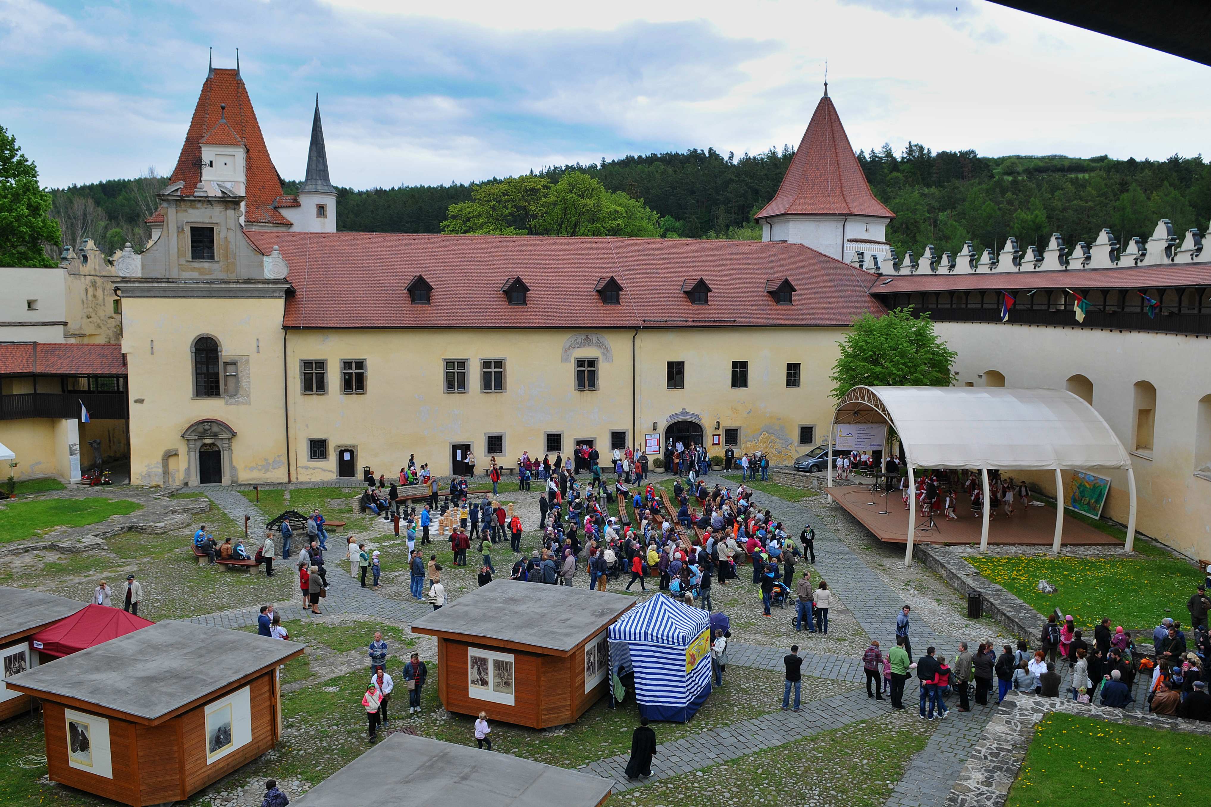 Na snímke pohľad na čulý ruch na nádvorí Kežmarského hradu  počas otvorenia letnej  turistickej sezóny na Kežmarskom hrade v Kežmarku 11. mája 2014.