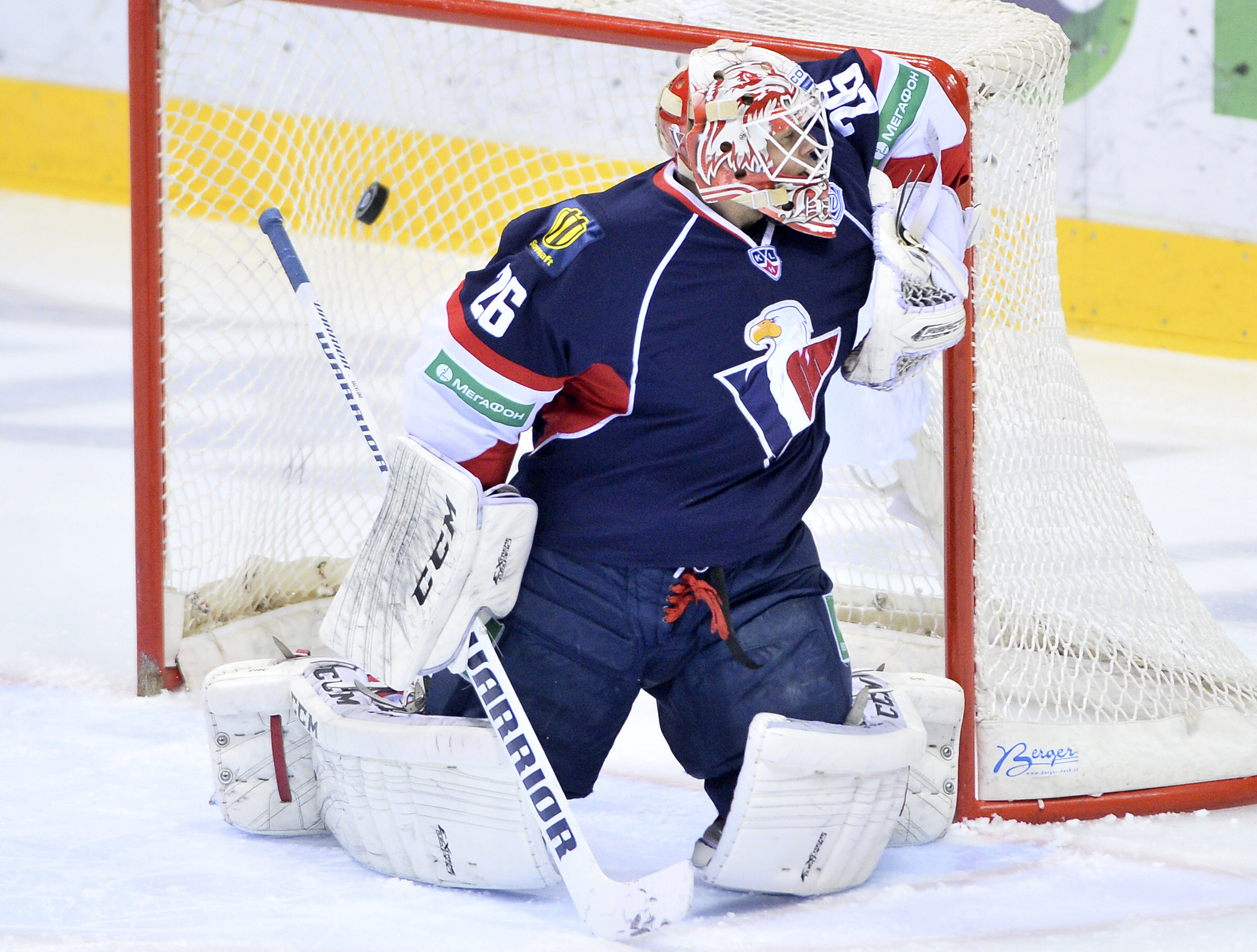 Na snímke brankár Johan Backlund z HC Slovan Bratislava dostáva gól, archívna snímka