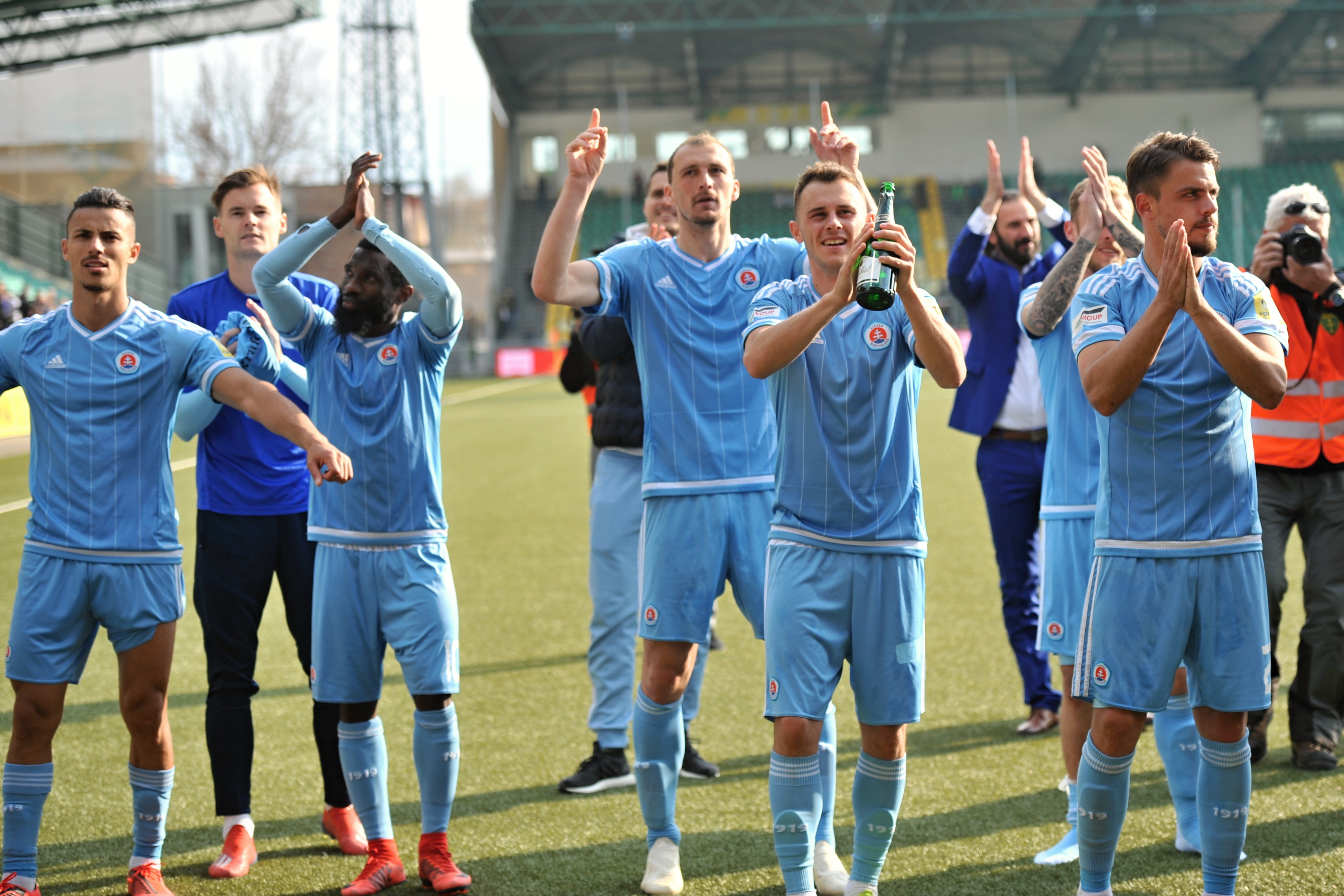 Na snímke futbalisti ŠK Slovan Bratislava počas osláv majstrovského titulu
