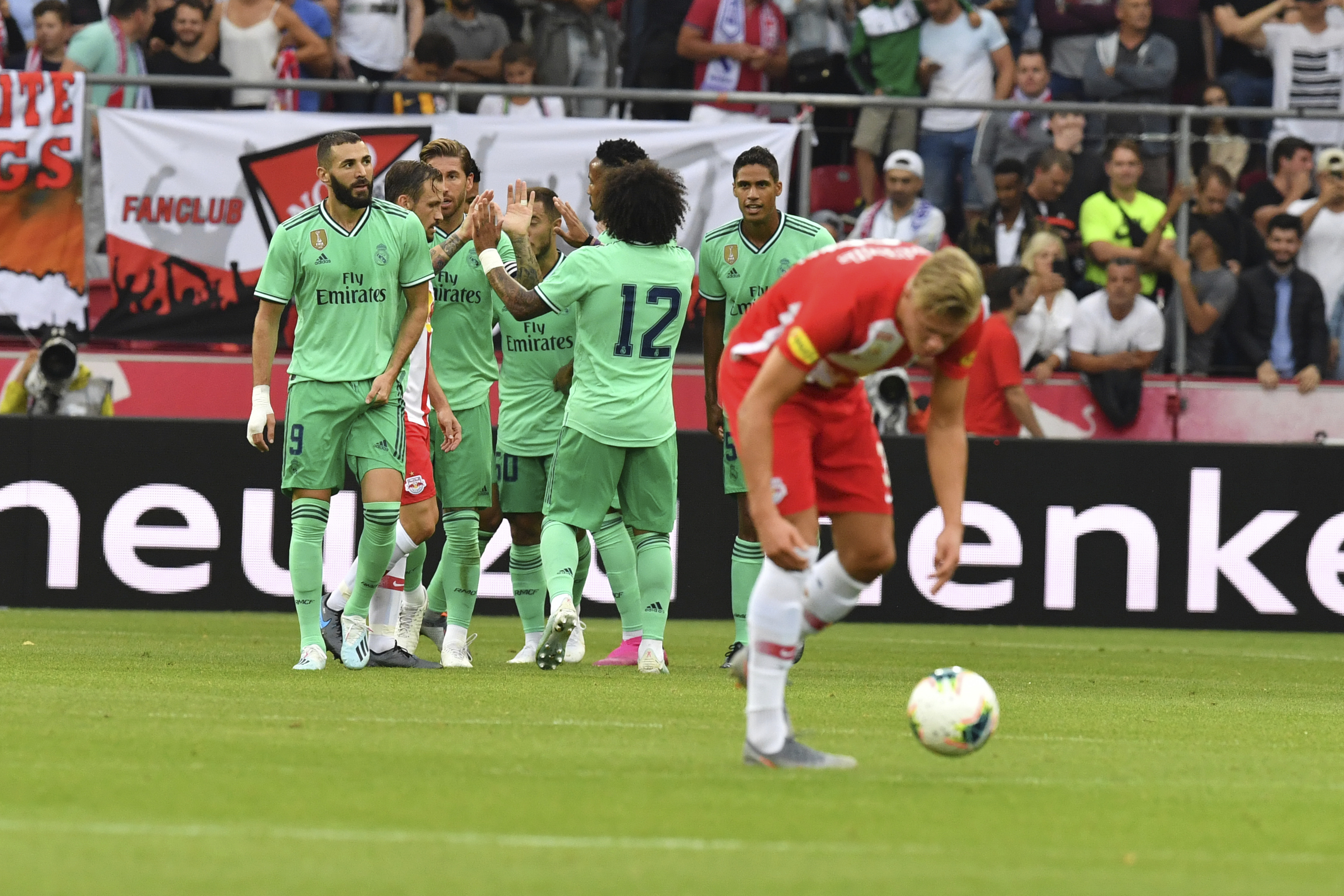 Futbalisti Realu Madrid sa tešia po strelení gólu v prípravnom zápase v Salzburgu 7. augusta 2019. Eden Hazard si otvoril strelecký účet v Reale Madrid.