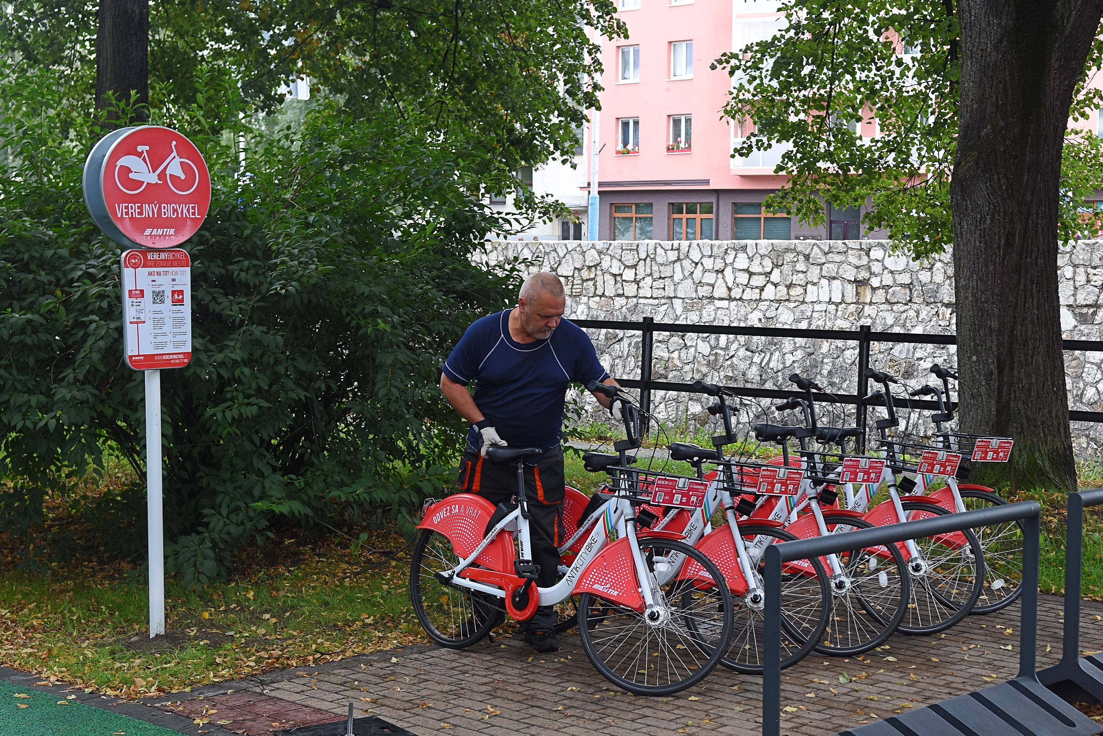 Na snímke zamestnanec mesta Poprad ukladá zdieľané bicykle na stanovište bicyklov pri Mestskom úrade v Poprade 8. augusta 2019.