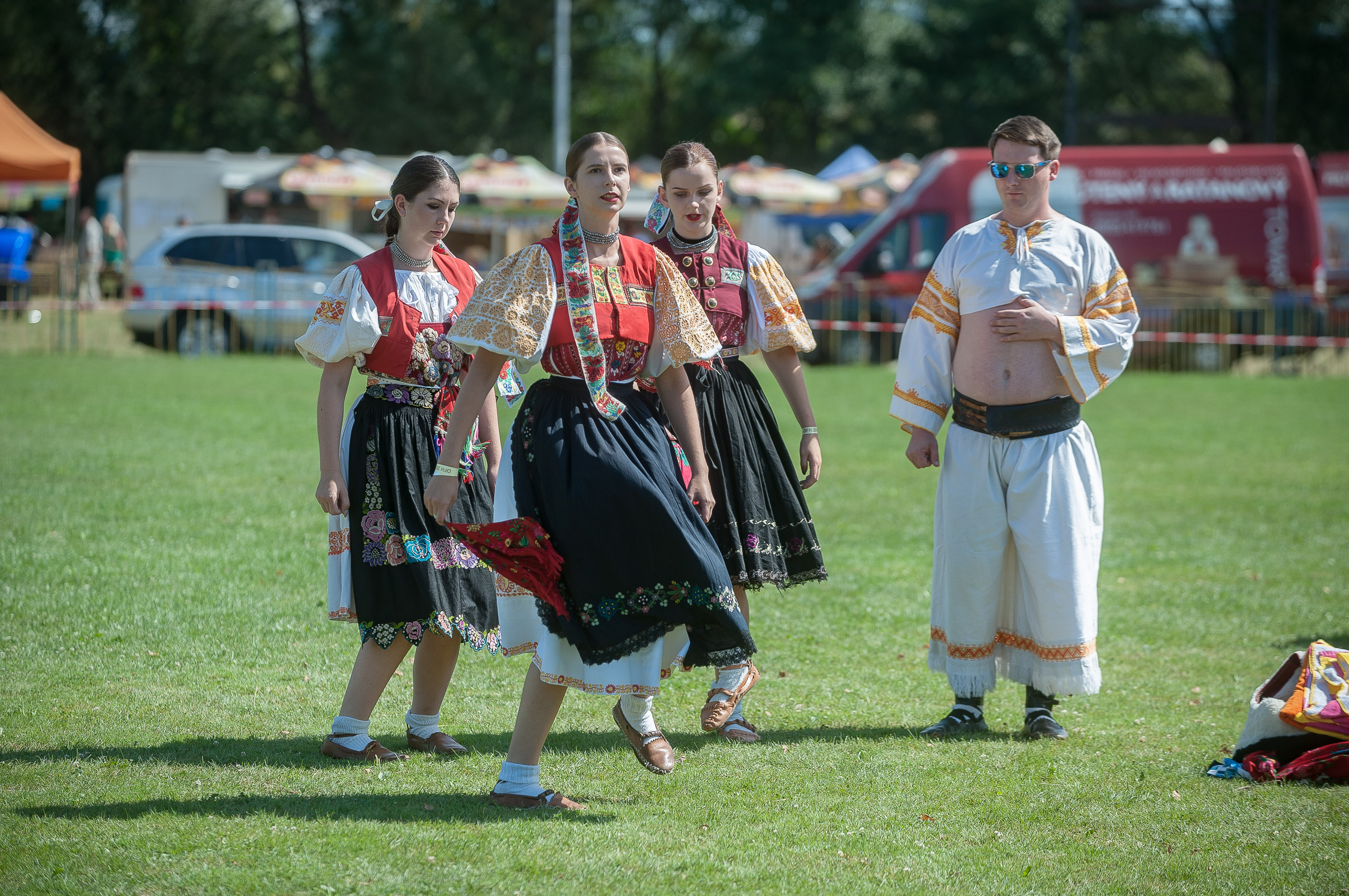 Na snímke folkloristi v zákulisí počas 15. ročníka prehliadky tradičnej ľudovej kultúry Očovská hruda  2018 v Očovej  v nedeľu 12. augusta 2018.