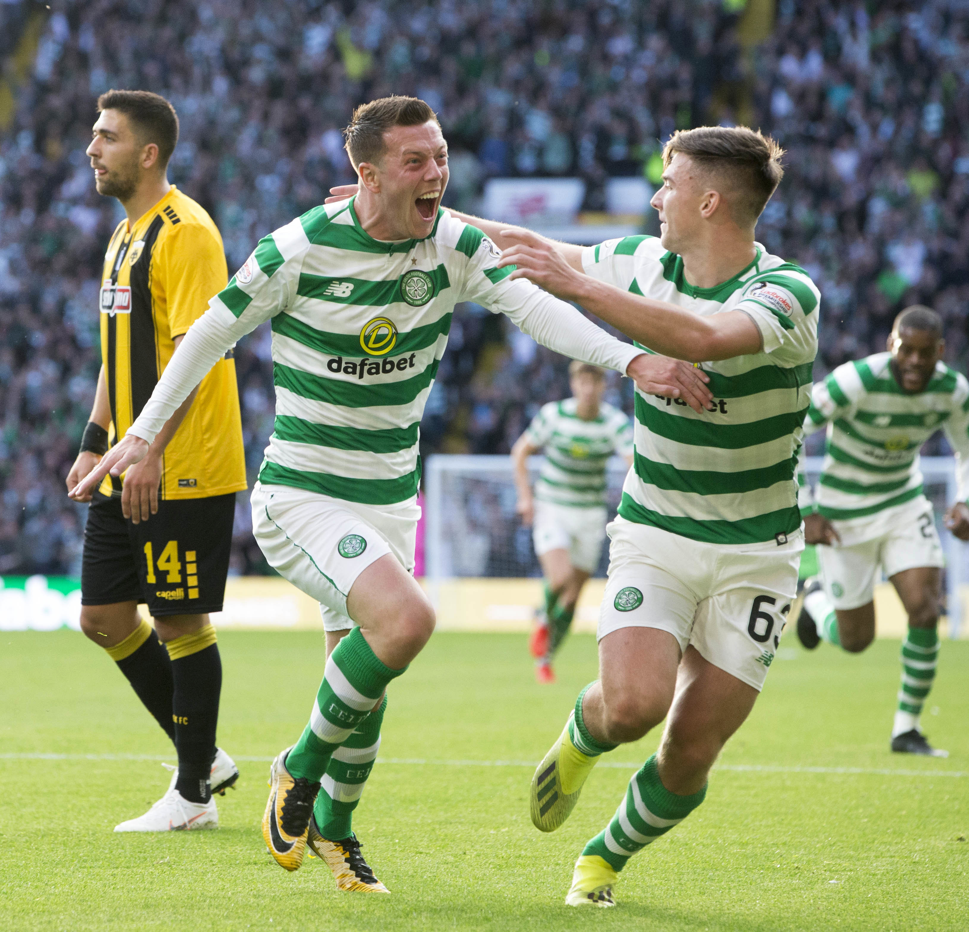 Domáci futbalista Celtic Glasgow Callum McGregor (vľavo) a Kieran Tierney  sa tešia po strelení úvodného gólu v úvodnom zápase 3. predkola Ligy majstrov Celtic  Glasgow - AEK Atény v Glasgowe 8. augusta 2018.