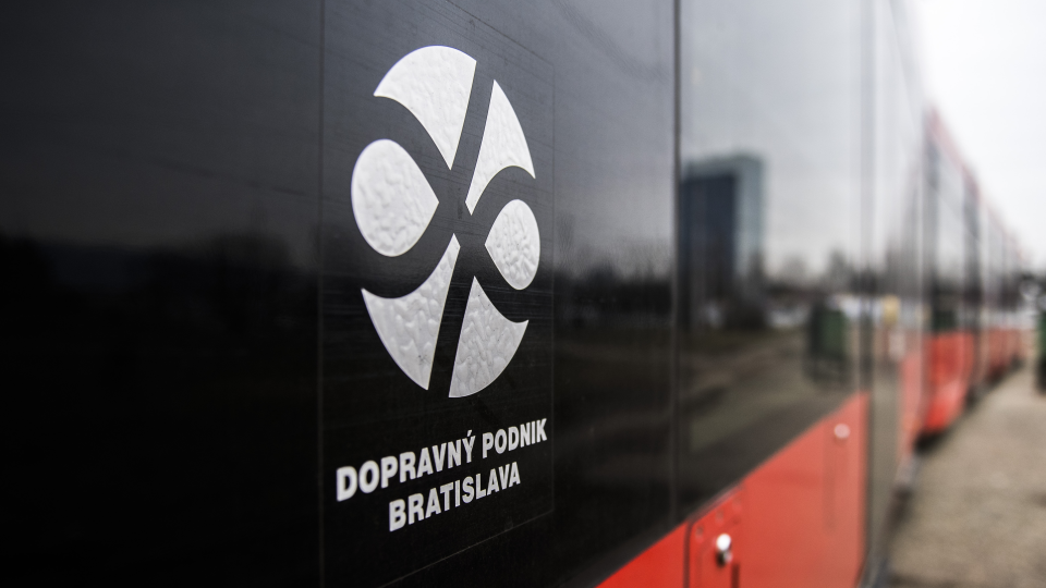 Na snímke logo Dopravného dopniku Bratislava (DPB ) na električke mestskej hromadnej dopravy (MHD) 5. marca 2018 v Bratislave. 