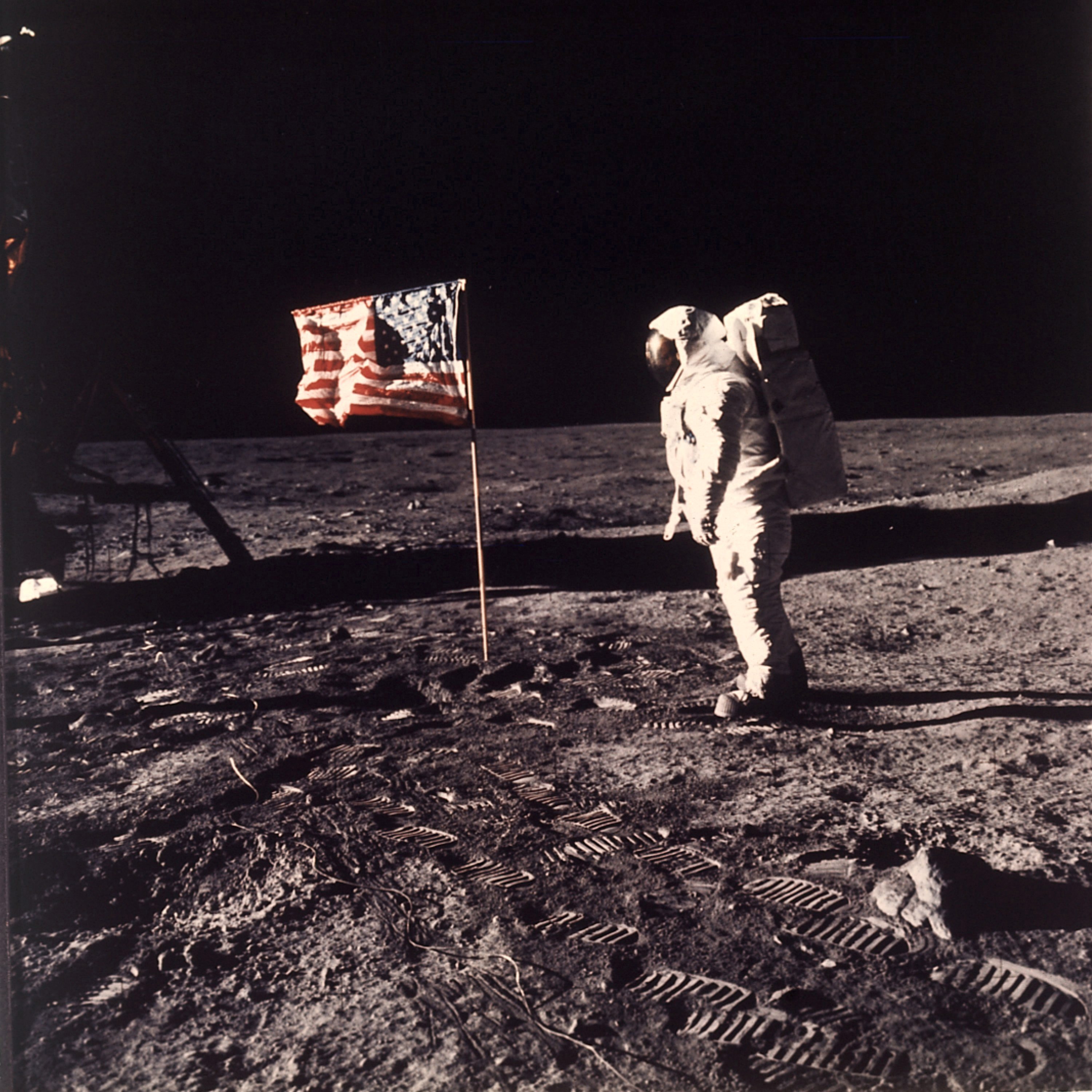 Na archívnej snímke z 21. júla 1969 americký astronaut Edwin E.Aldrin pózuje pri americkej zástave na povrchu Mesiaca . Raketu Saturn 5, ktorá vyniesla kozmickú loď Apollo 11 na obežnú dráhu Zeme s posádkou Neil Armstrong, Edwin Aldrin a Michael Collins, vypustili úspešne 16. júla 1969 z Mysu Canaveral (USA). Po 102 hodinách, 45 minútach a 42 sekundách letu pristál mesačný modul Apolla 11 s Armstrongom a Aldrinom na mesačnom povrchu a 21. júla o 3 h a 56 min SEČ sa dotkla noha prvého človeka Mesiaca . Bol ním americký astronaut Neil Armstrong. Dnes - 16. júla 2009 si pripomíname 40. výročie štartu tejto historickej misie. 