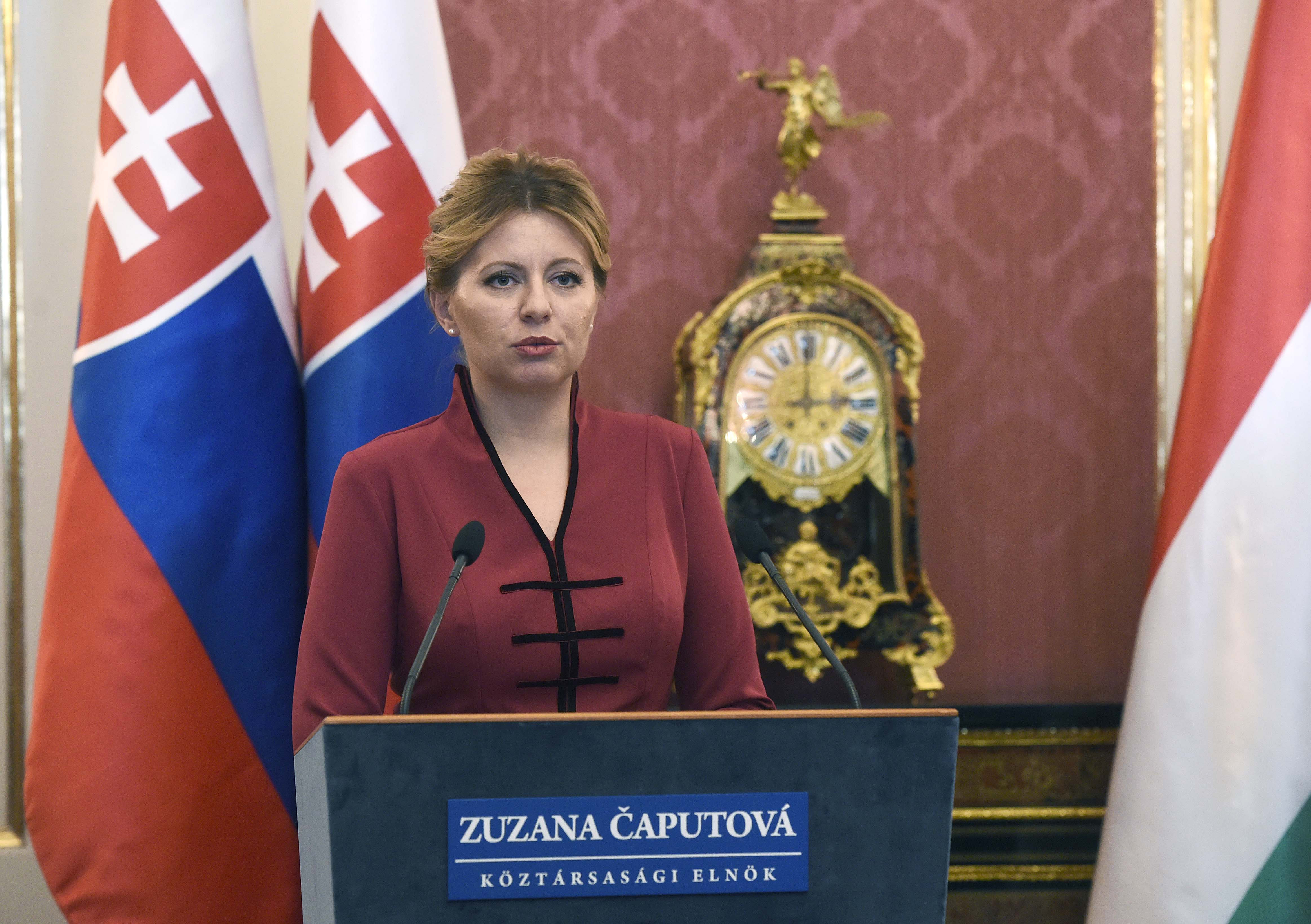 Na snímke prezidentka SR Zuzana Čaputová odpovedá na otázky počas spoločnej tlačovej konferencii s maďarským prezidentom Jánosom Áderom, archívna snímka
