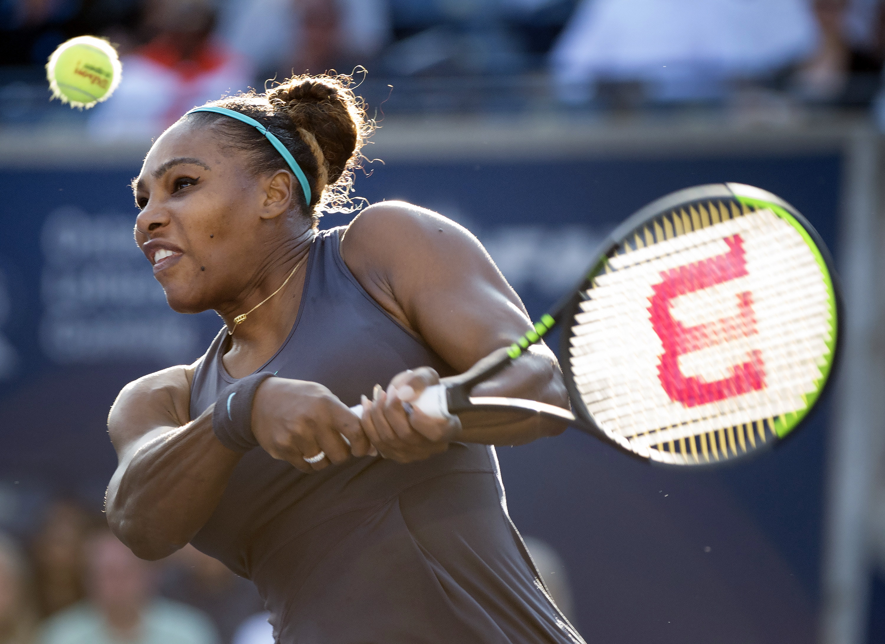 Serena Williamsová v zápase proti Marii Bouzkovej