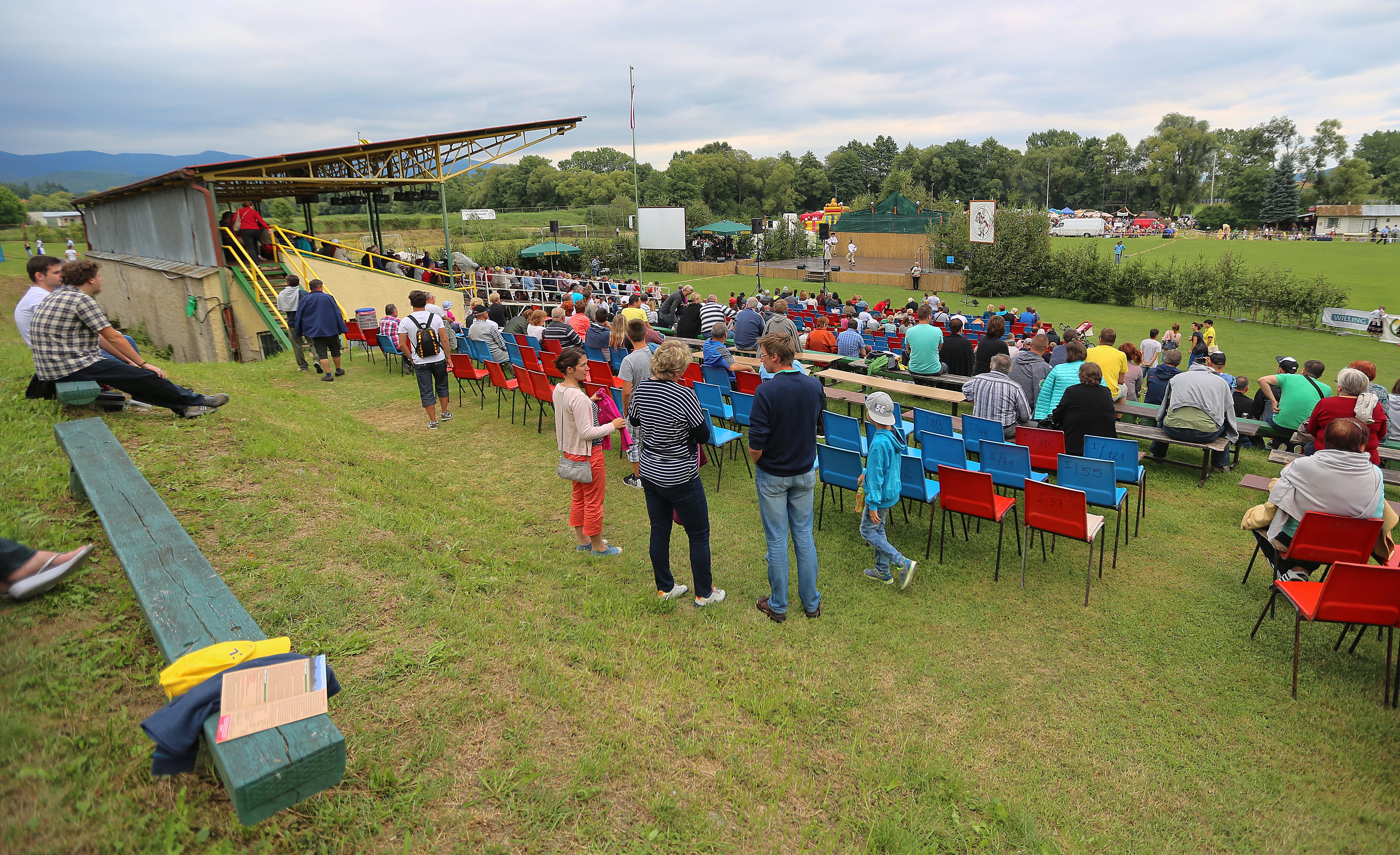 Na snímke návštevníci počas festivalu Očovská folklórna hruda 2016