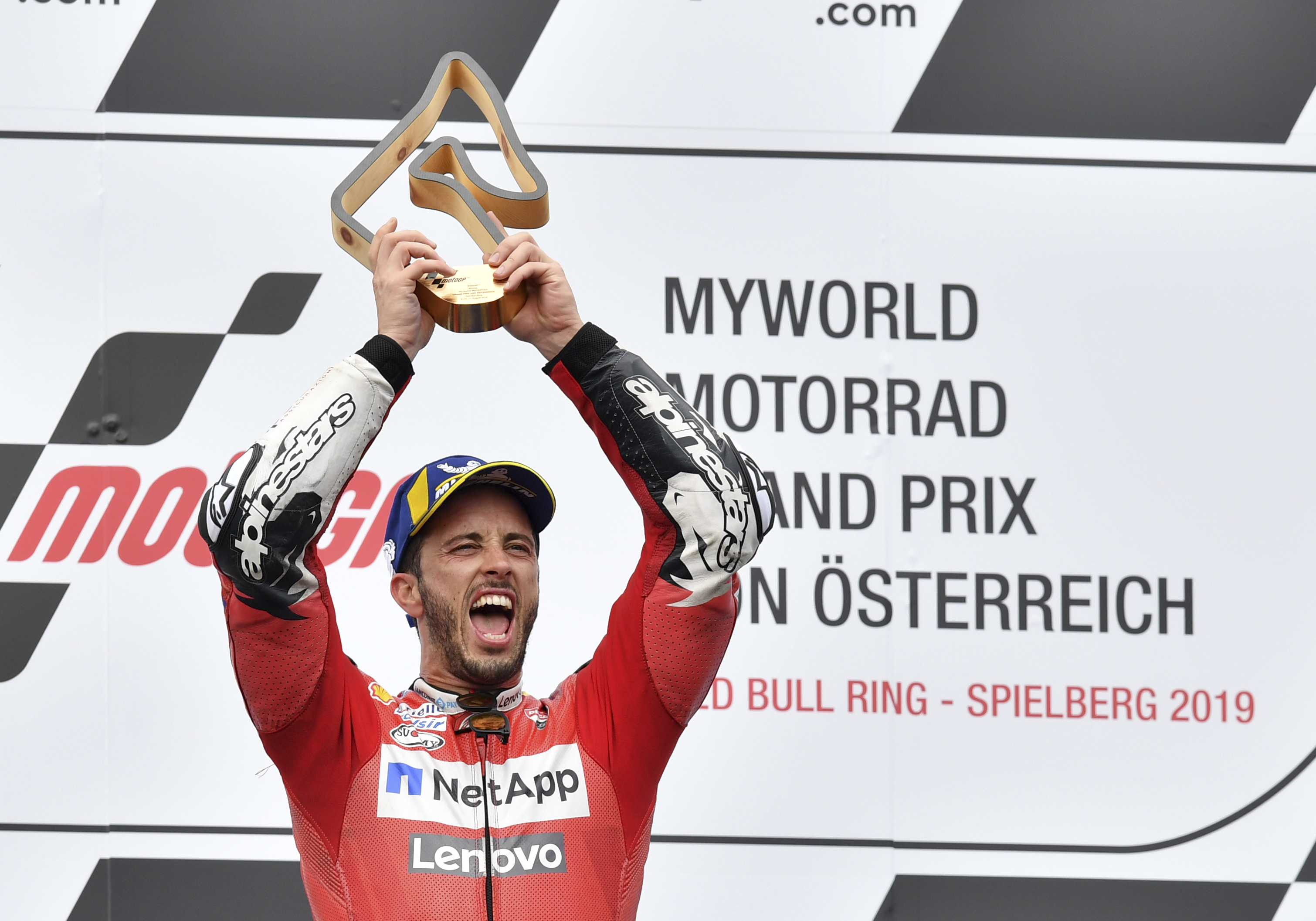 Na snímke Talian Andrea Dovizioso sa raduje z víťazstva na Veľkej cene Rakúska cestných motocyklov v kategórii MotoGP, na okruhu Red Bull Ring v Spielbergu 11. augusta 2019.
