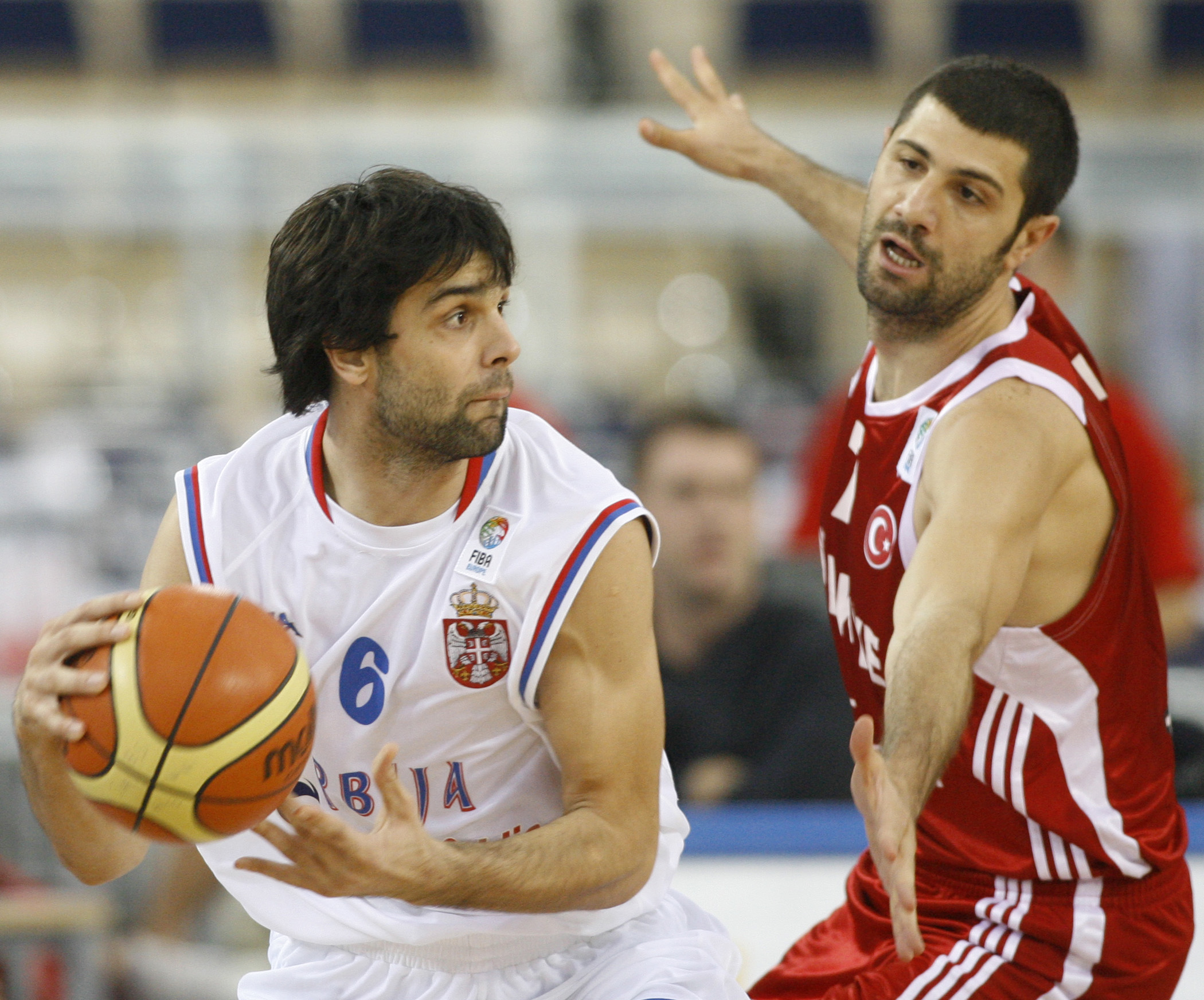  Turecký basketbalista Omer Onan (vpravo) a Srb Miloš Teodosič, archívna snímka