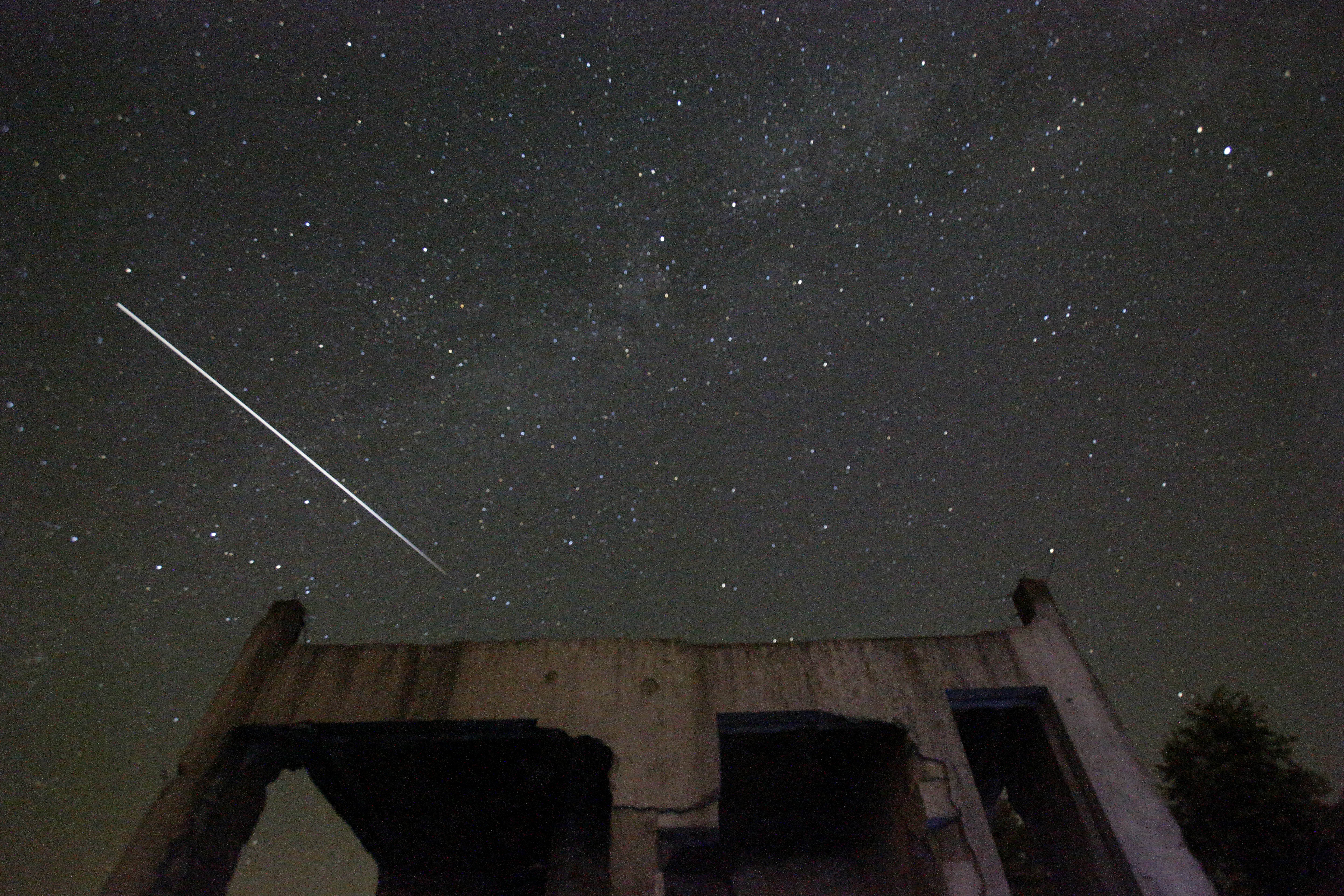 Na snímke pohľad na meteor počas meteorického roja Perzeíd 12. augusta 2015 neďaleko bosnianskeho mesta Tuzla.