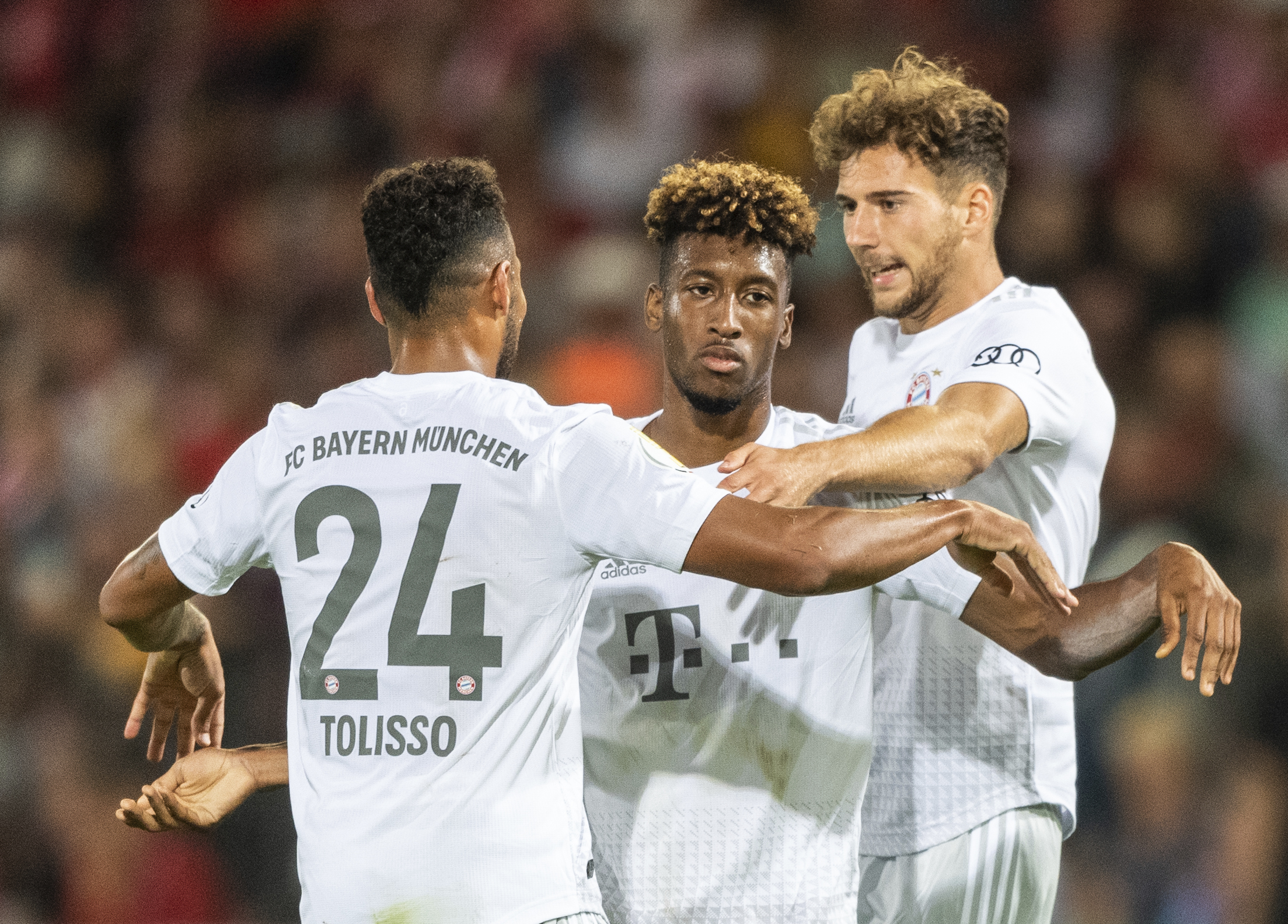 Radosť hráčov Bayernu po druhom góle do siete Cottbusu