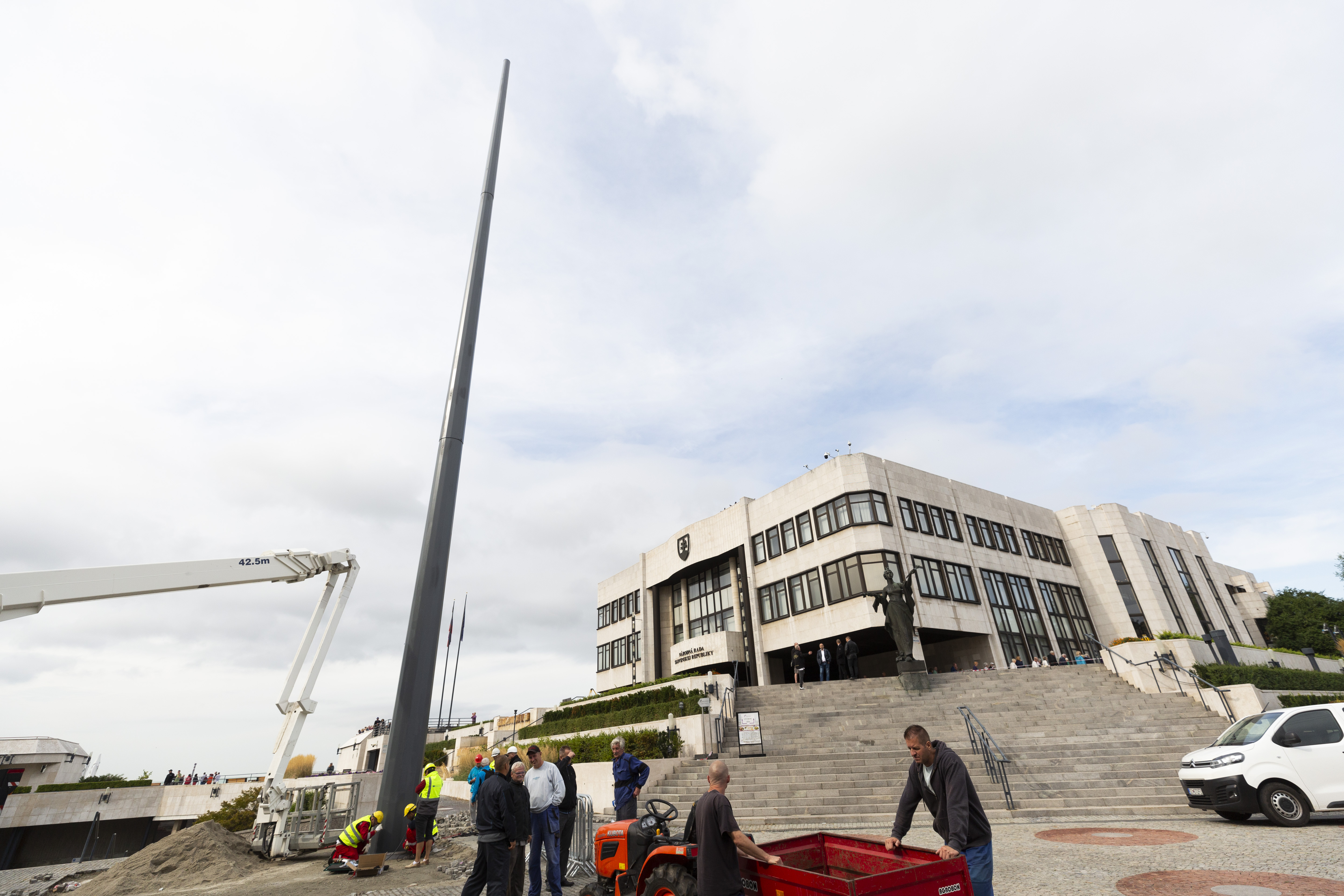 Pred budovou parlamentu v stredu ráno 14. augusta 2019 v Bratislave vztýčili stožiar