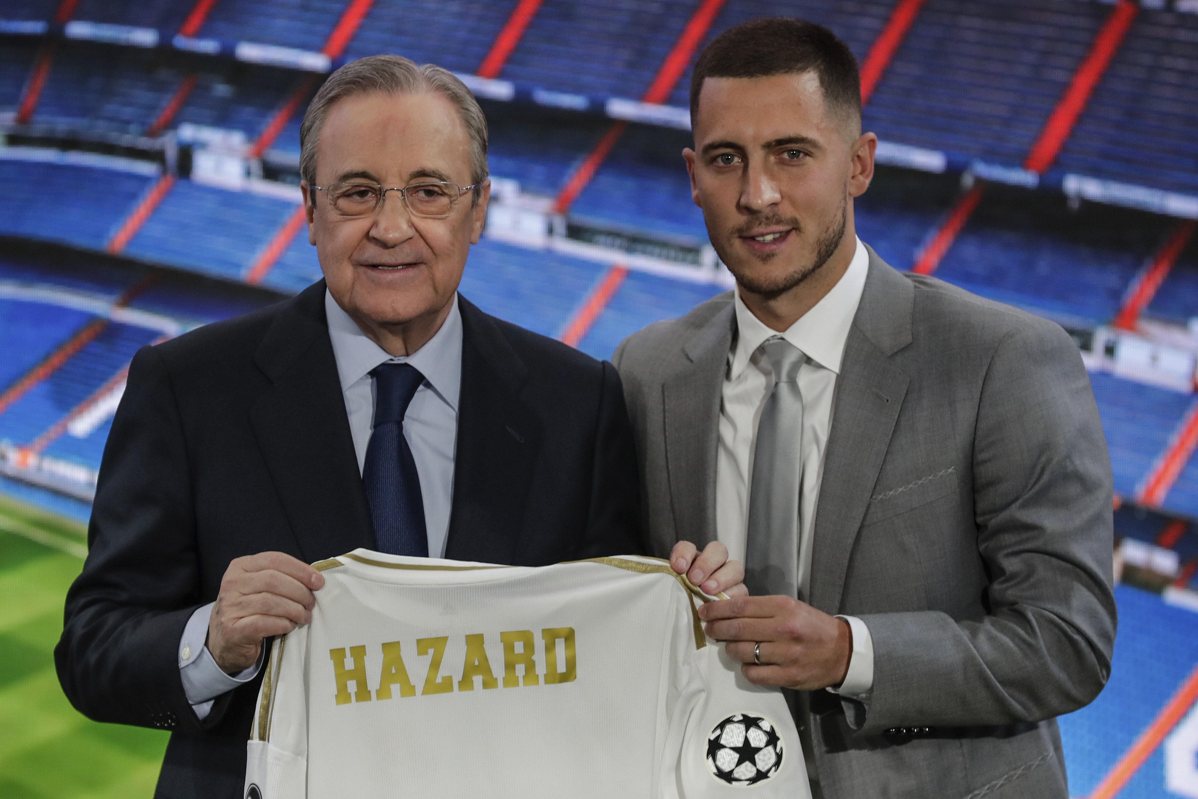 Nová posila Realu  Madrid  belgický futbalista Eden Hazard  a prezident Realu  Madrid  Florentino Perez