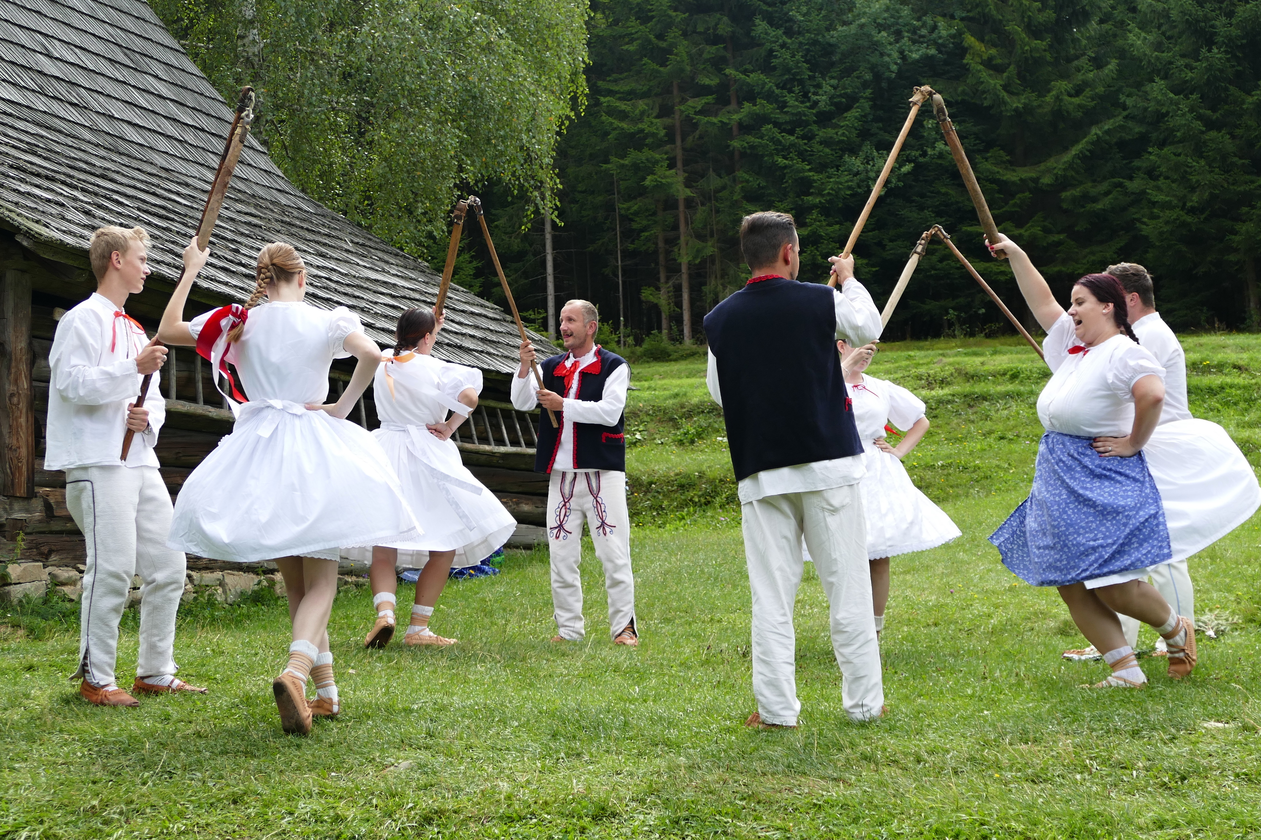 Na snímke členovia folklórneho súboru Kýčera z Ochodnice vystupujú počas podujatia Dožinky  na Kysuciach v skanzene vo Vychylovke 