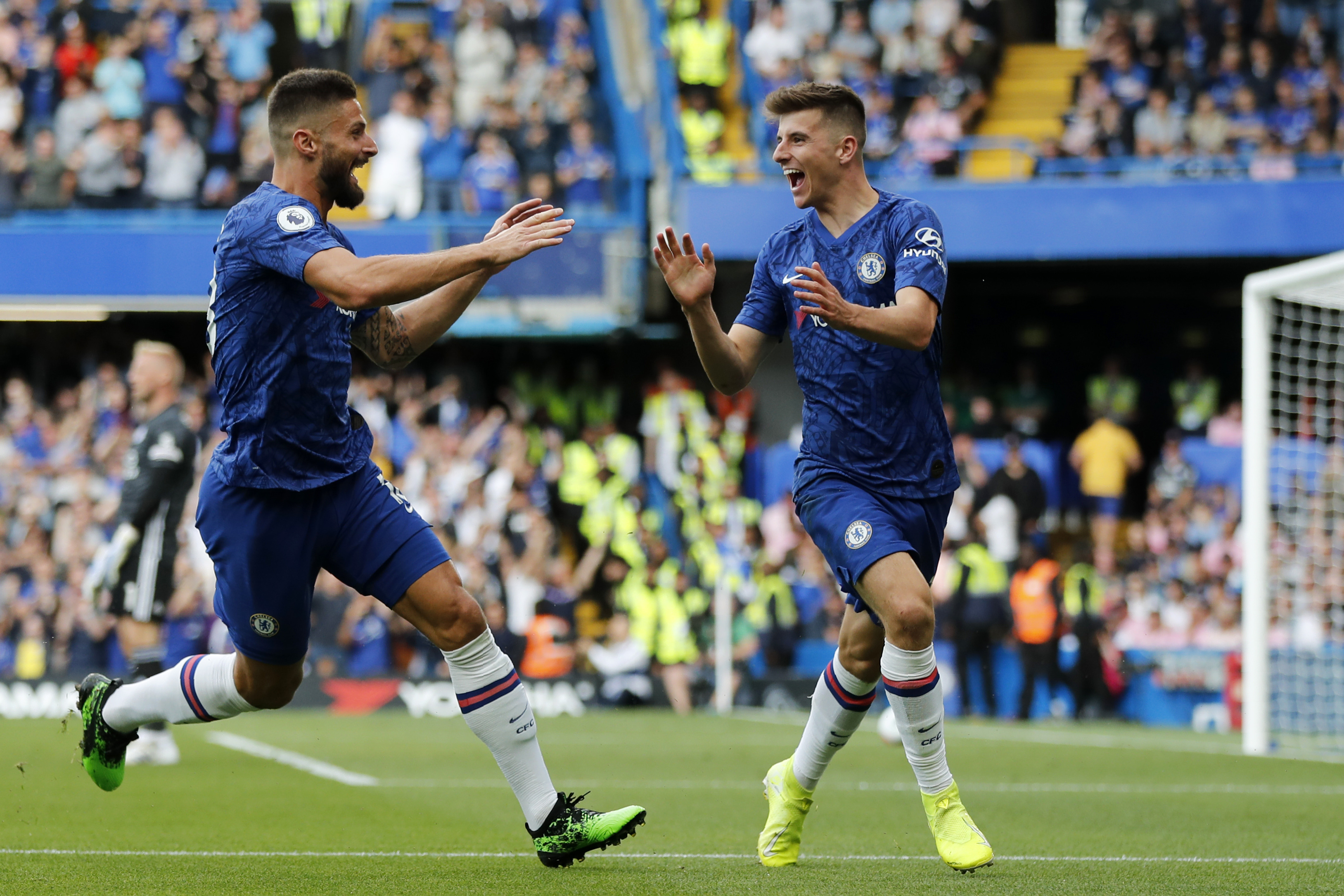 Futbalista Chelsea Mason Mount  (vpravo) sa teší so spoluhráčom Olivierom Giroudom po strelení gólu v nedeľňajšom dueli 2. kola anglickej Premier League