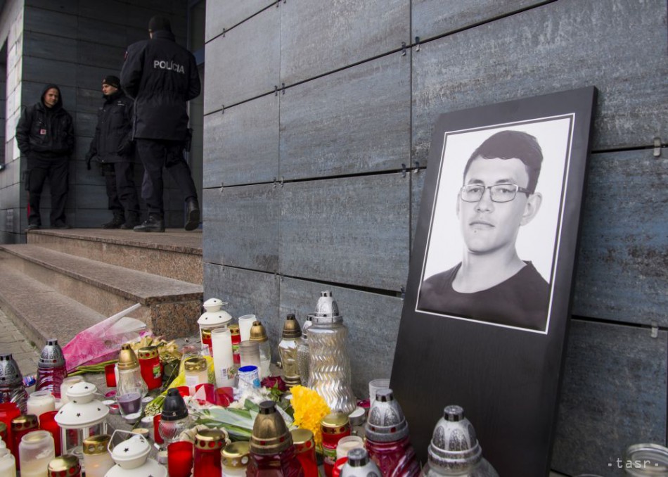 Na archívnej snímke sviečky a kvety na počesť zavraždeného investigatívneho novinára Jána Kuciaka.