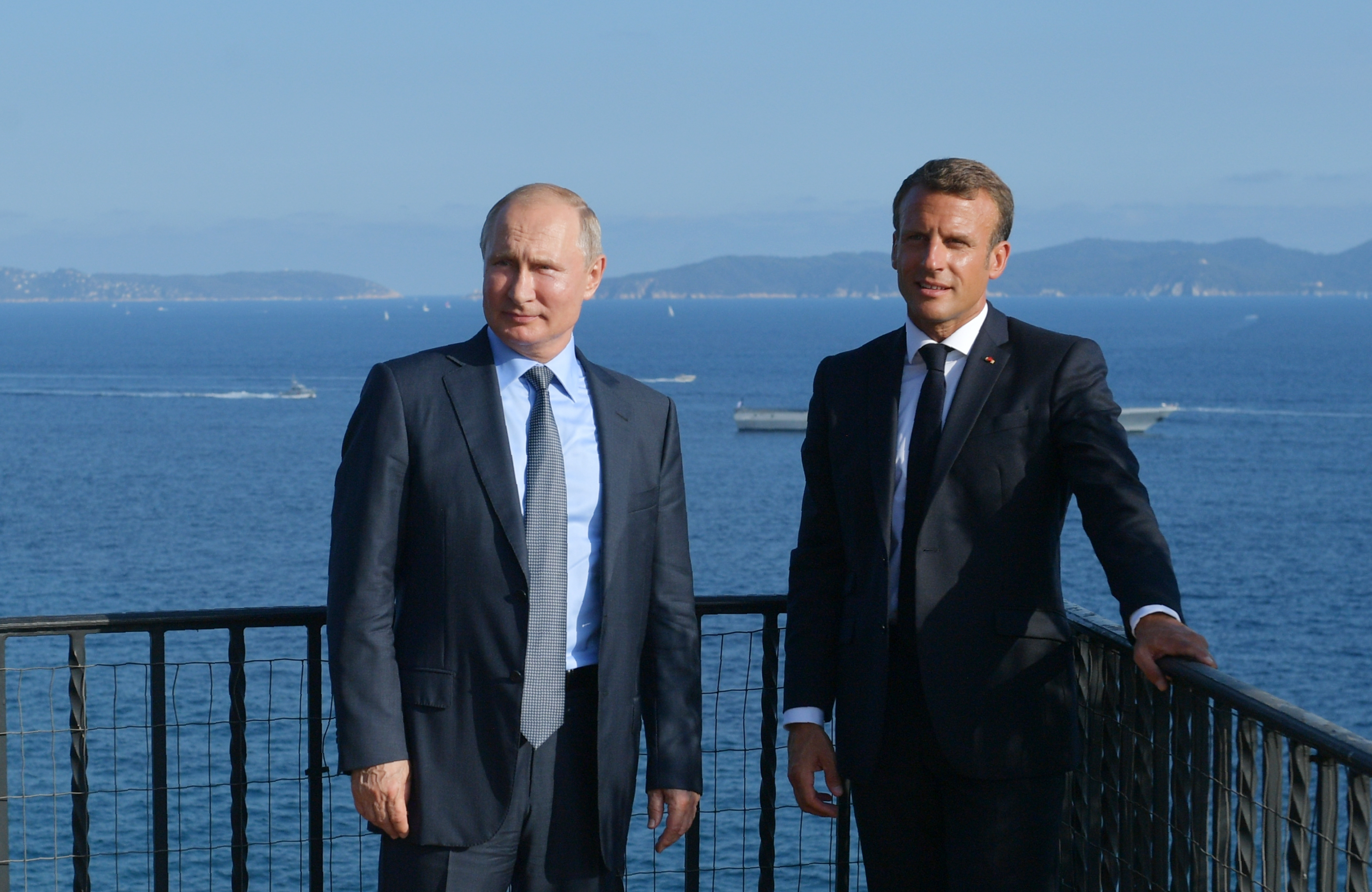 Francúzsky prezident Emmanuel Macron  (vpravo) a ruský prezident Vladimir Putin