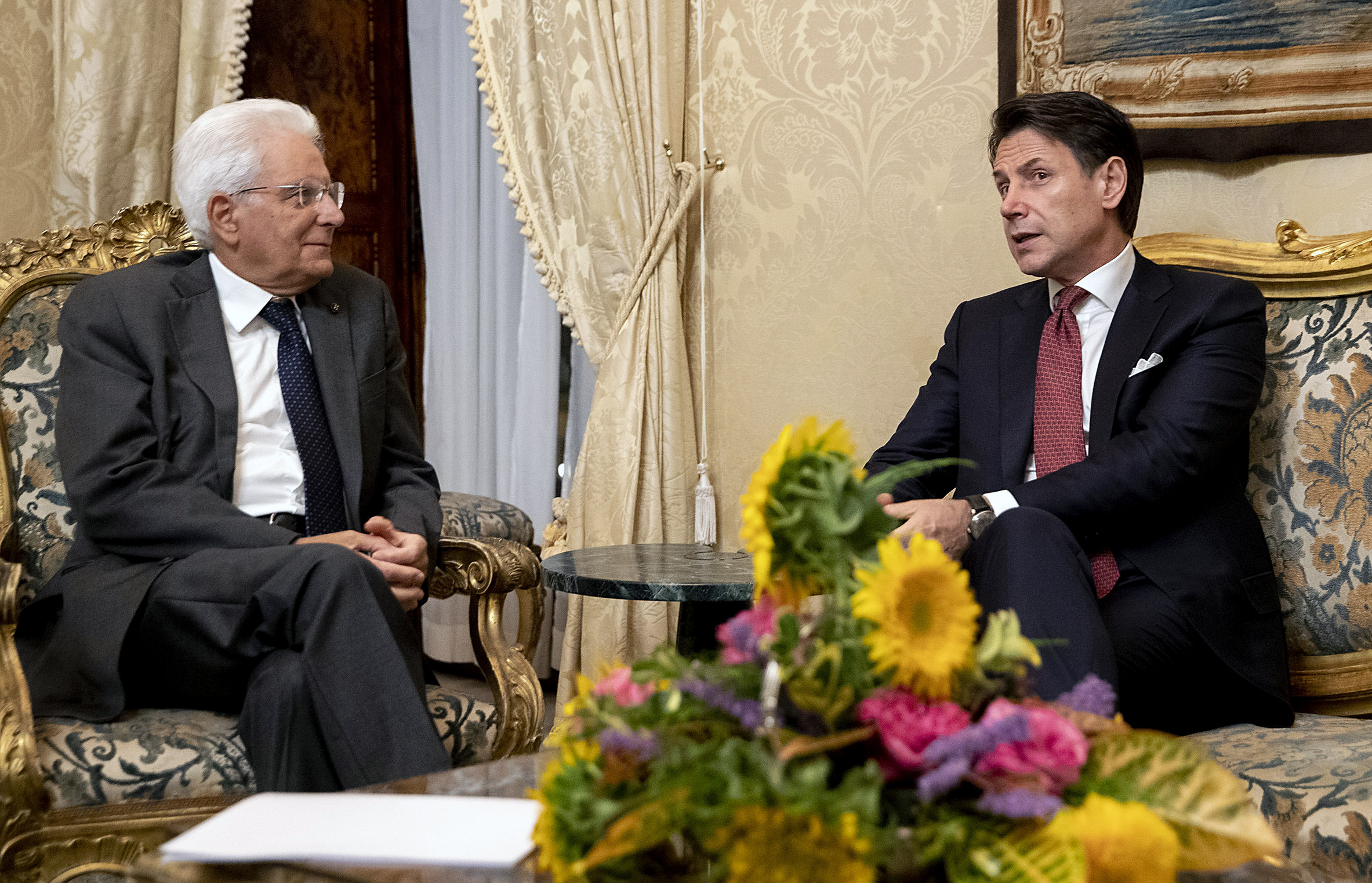 Taliansky premiér Giuseppe Conte  (vpravo) a taliansky prezident Sergio Mattarella
