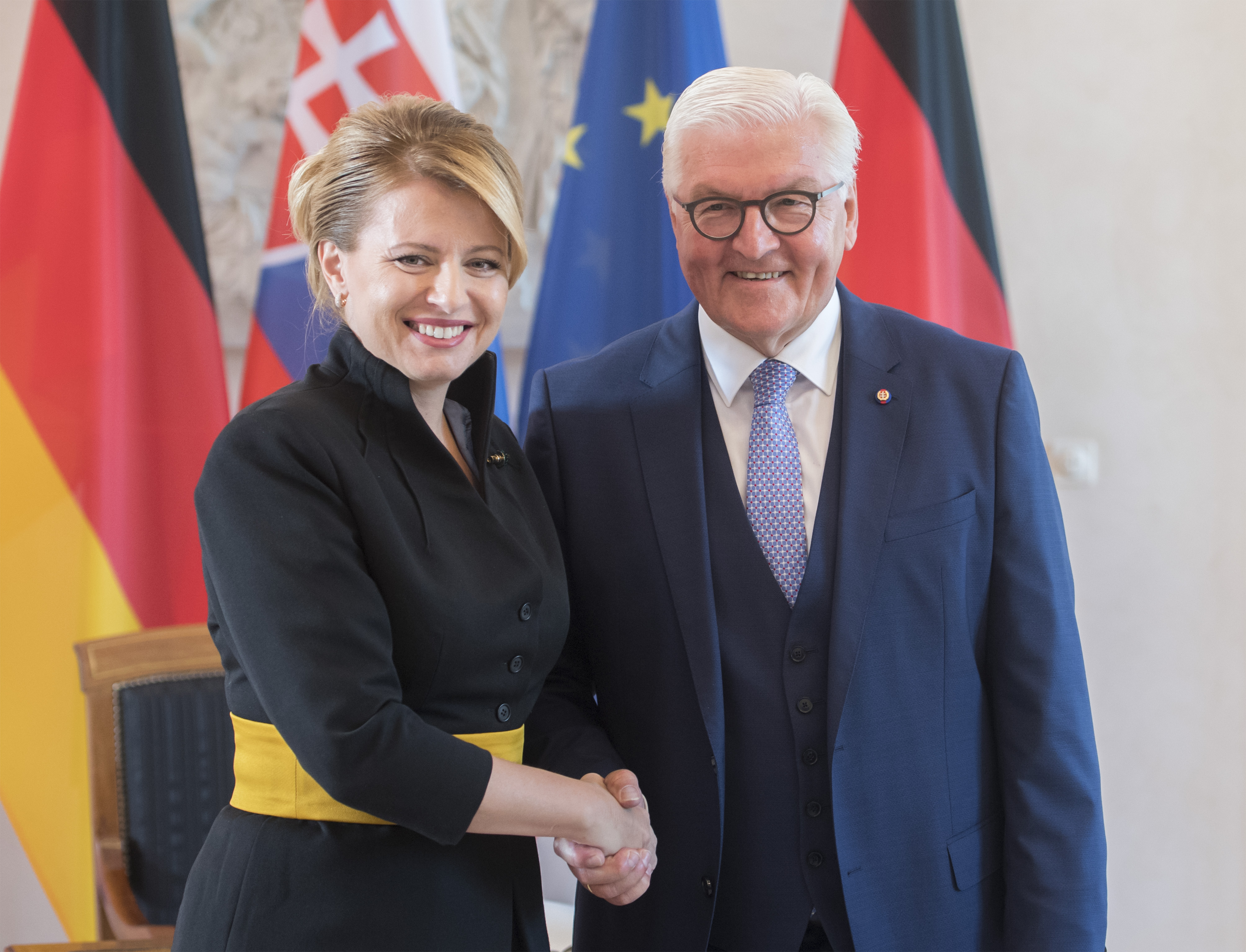 Na snímke slovenská prezidentka Zuzana Čaputová (vľavo) a nemecký prezident Frank-Walter Steinmeier si podávajú ruky počas stretnutia v Berlíne