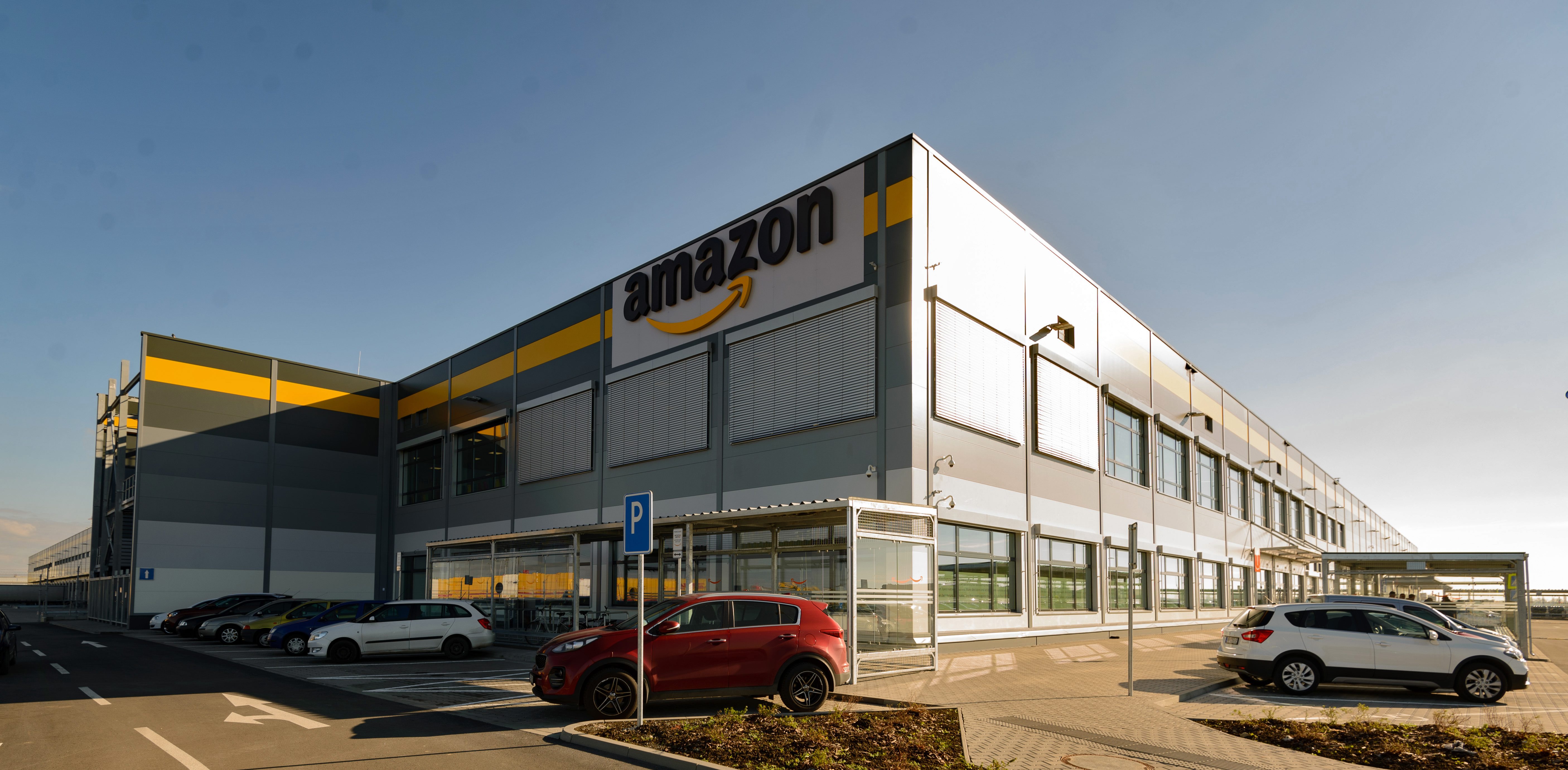 Na snímke nové logistické centrum spoločnosti Amazon na vybavovanie nedoručených a vrátených zásielok v Seredi 14. novembra 2017.