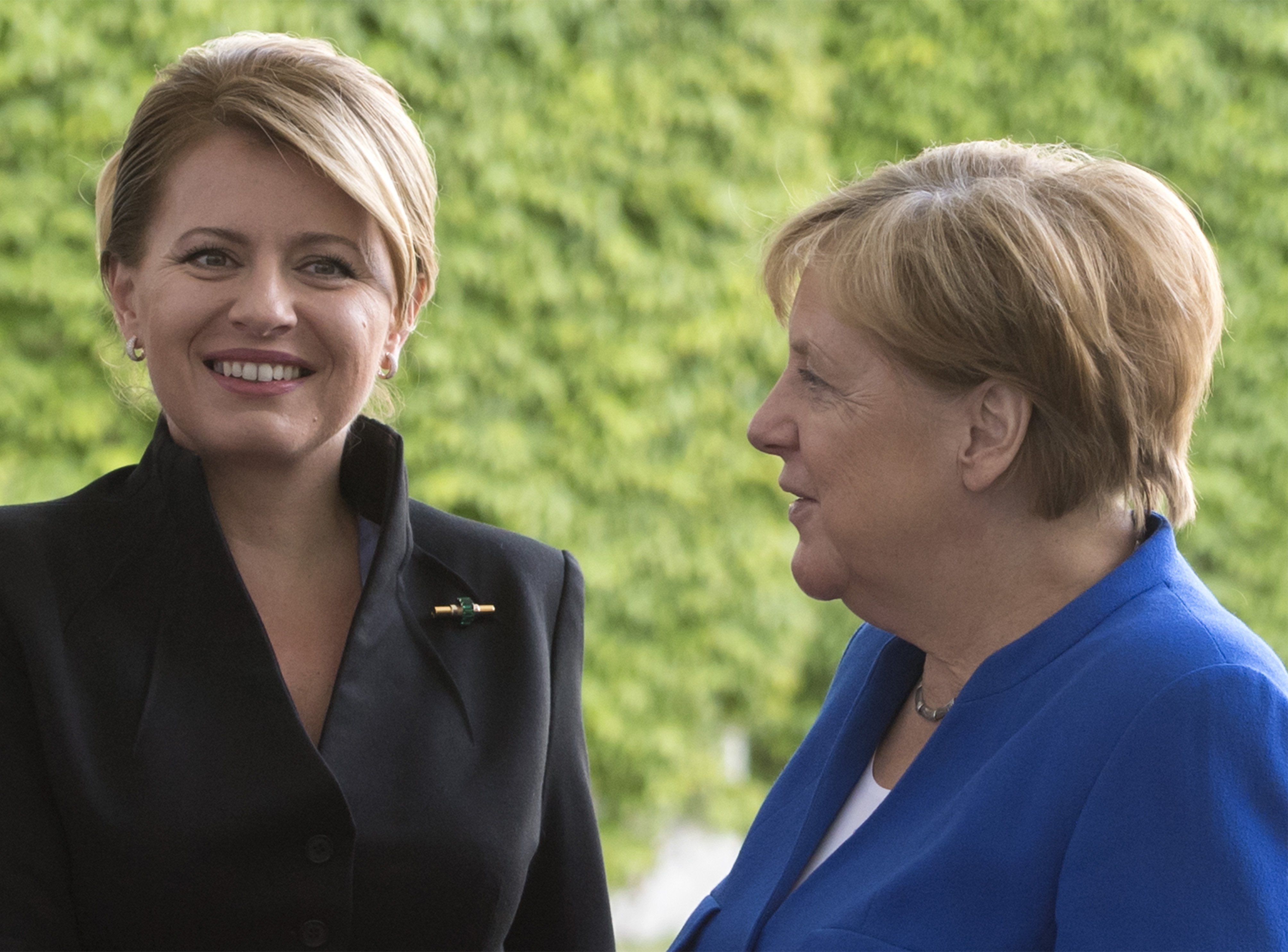 Na snímke slovenská prezidentka Zuzana Čaputová (vľavo) a nemecká kancelárka Angela Merkelová pred stretnutím 21. augusta 2019 v Berlíne.