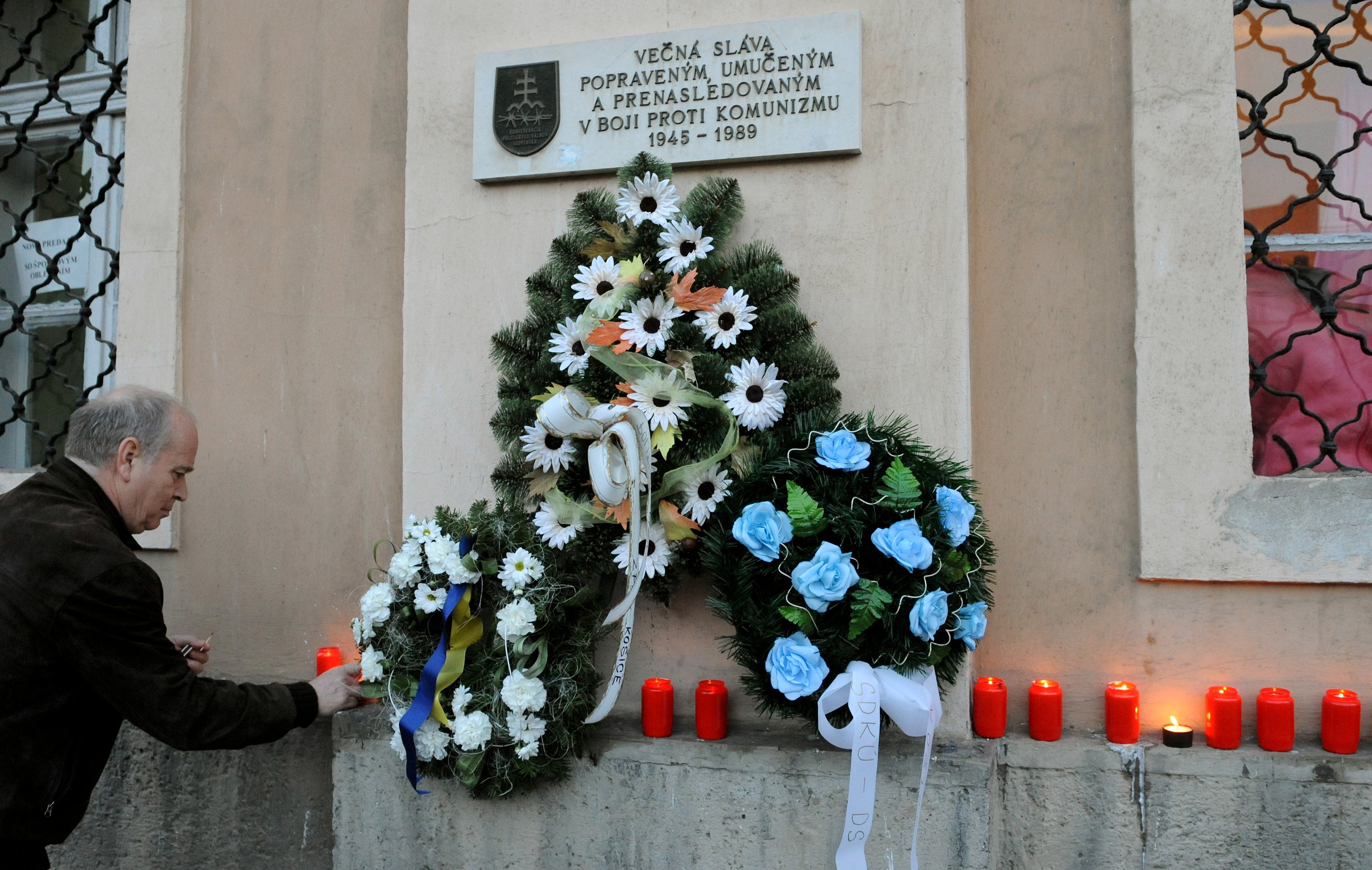 Obyvatelia Košíc si položením kytíc a sviečok k pamätníku obetiam komunizmu uctili ich pamiatku, ilustračný obrázok