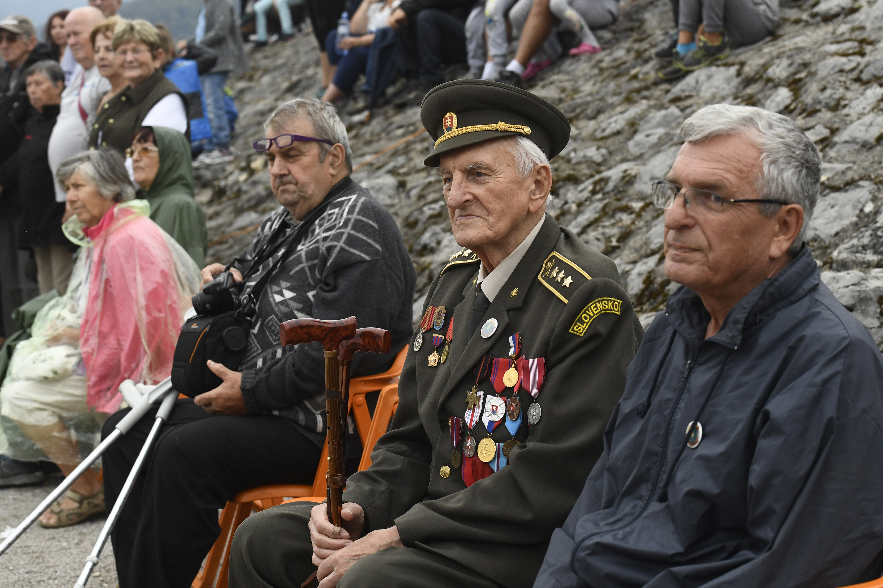 Účastník SNP Pavol Liška (druhý sprava) sleduje spomienkové podujatie pri mohyle na Jankovom vŕšku pri príležitosti 74. výročia SNP , 25. augusta 2018.
