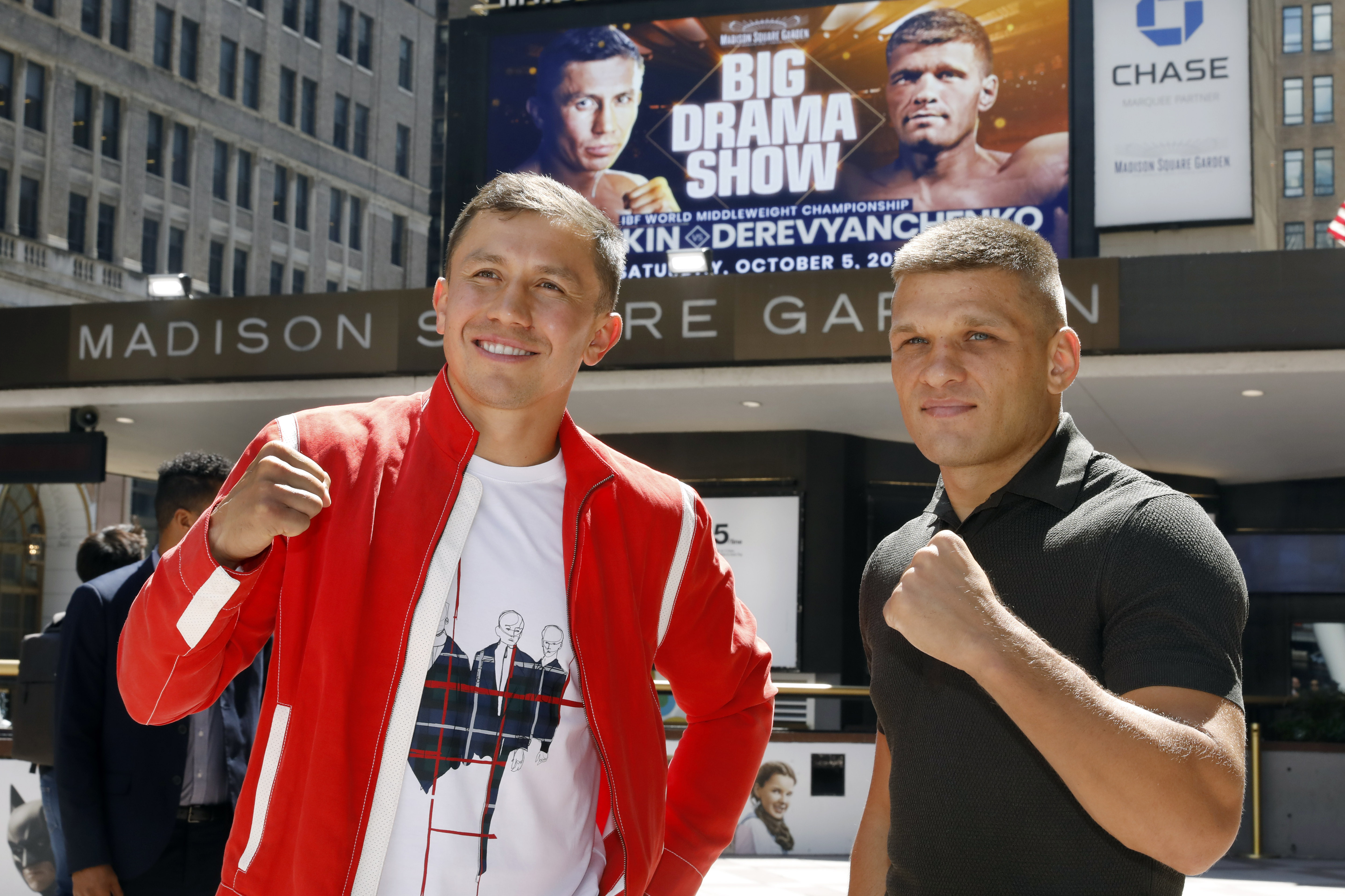 Kazašský profesionálny boxer Gennadij Golovkin  (vľavo) a Ukrajinec Sergij Derevjančenko  pózujú na tlačovej konferencii v New  Yorku  22. augusta 2019