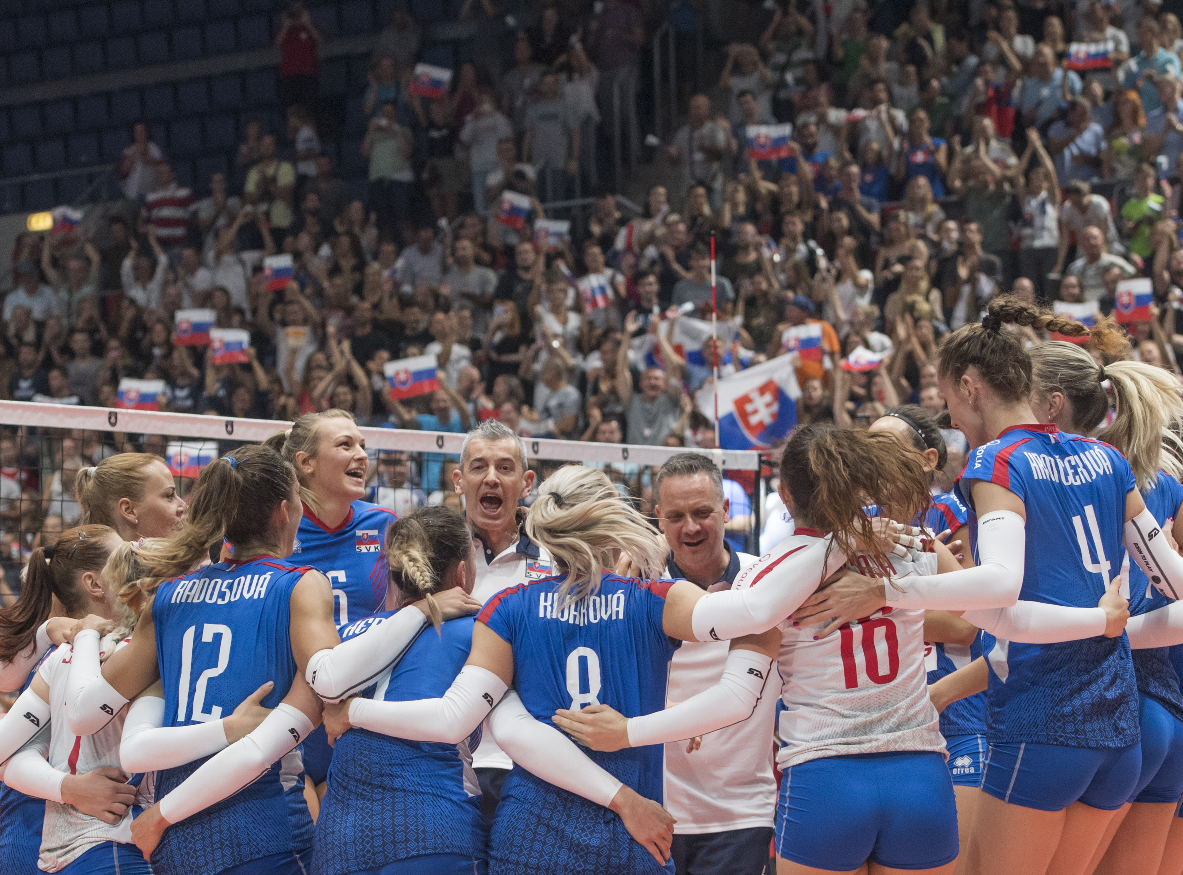 Na snímke slovenské volejbalistky sa radujú po víťazstve