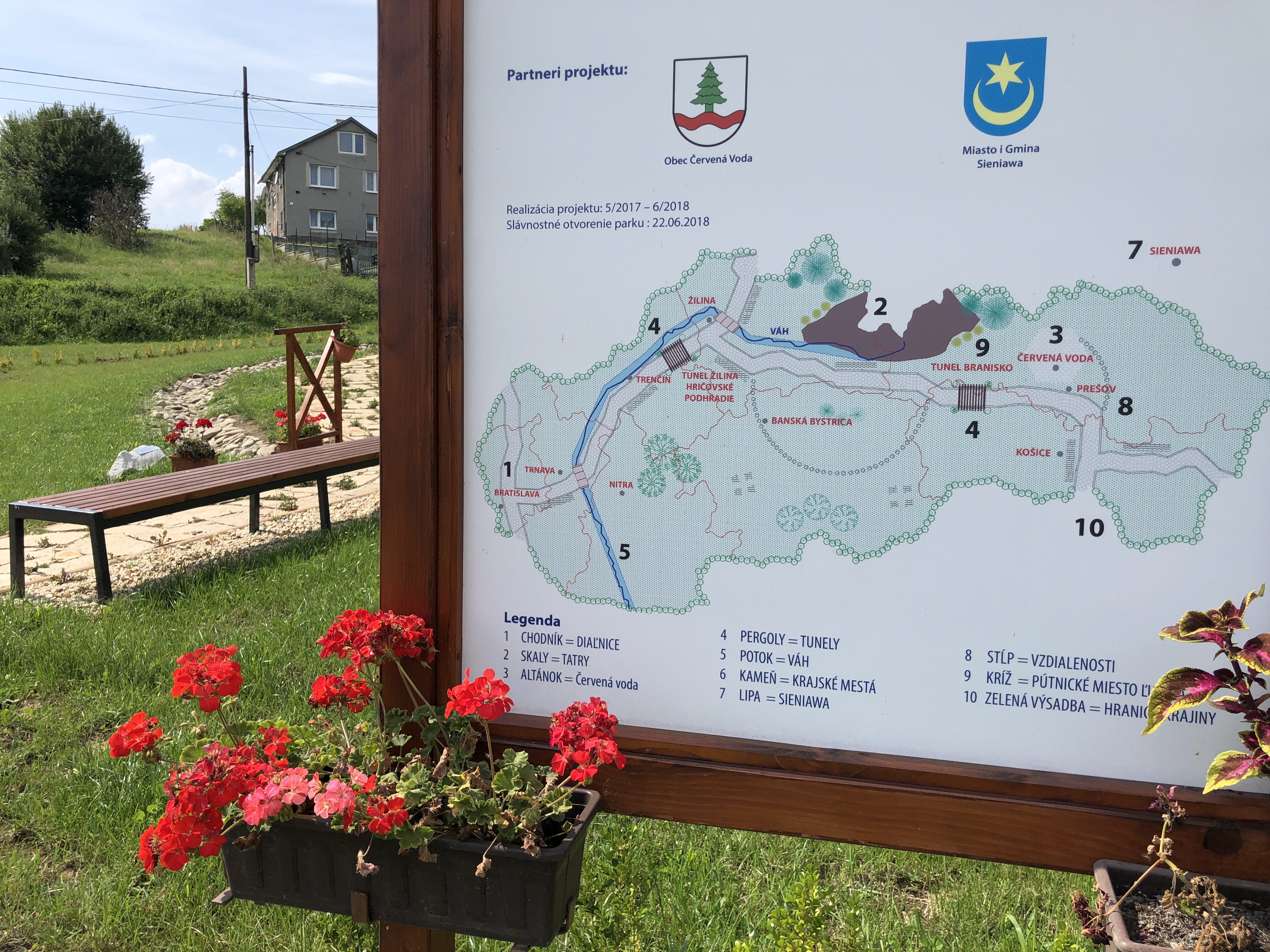 Na snímke mapa parku v obci Červená  Voda v okrese Sabinov, ktorý má tvar Slovenska. 
