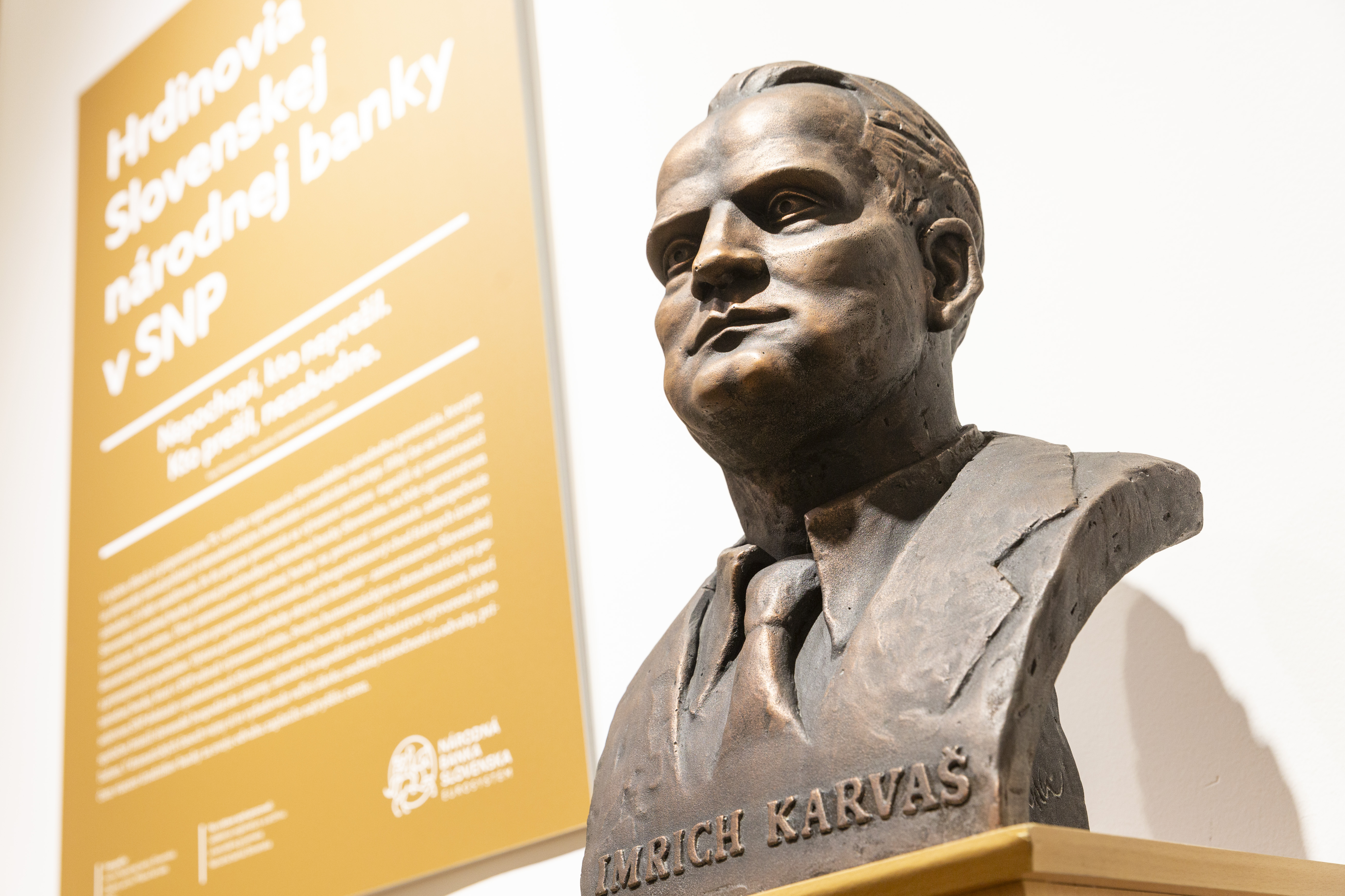 Na snímke busta prvého guvernéra Slovenskej národnej banky Imricha Karvaša 
