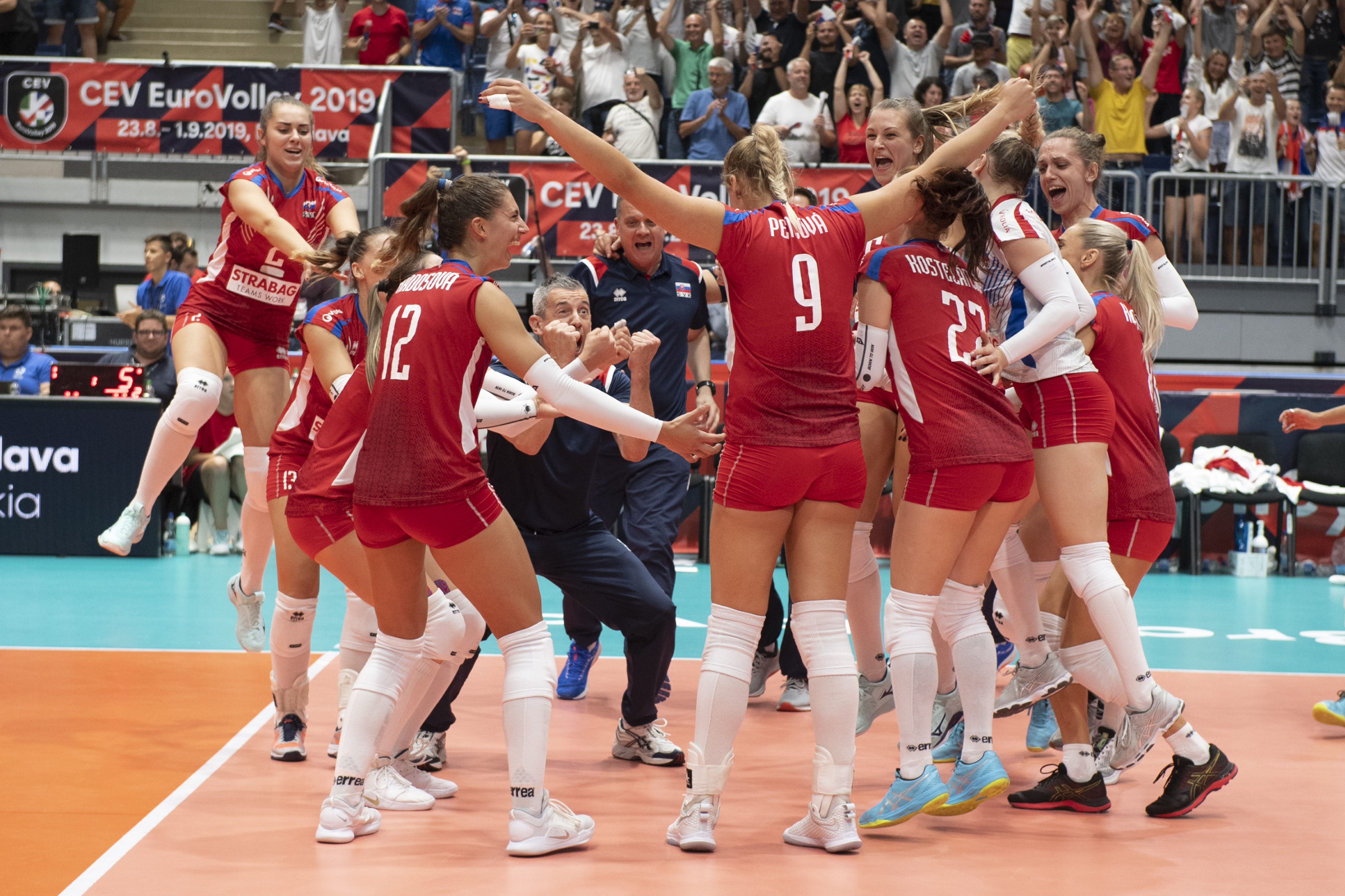 Na snímke radosť hráčiek Slovenska po víťazstve 3:2 v zápase D- skupiny ME vo volejbale žien nad Bieloruskom 26. augusta 2019 v Bratislave.