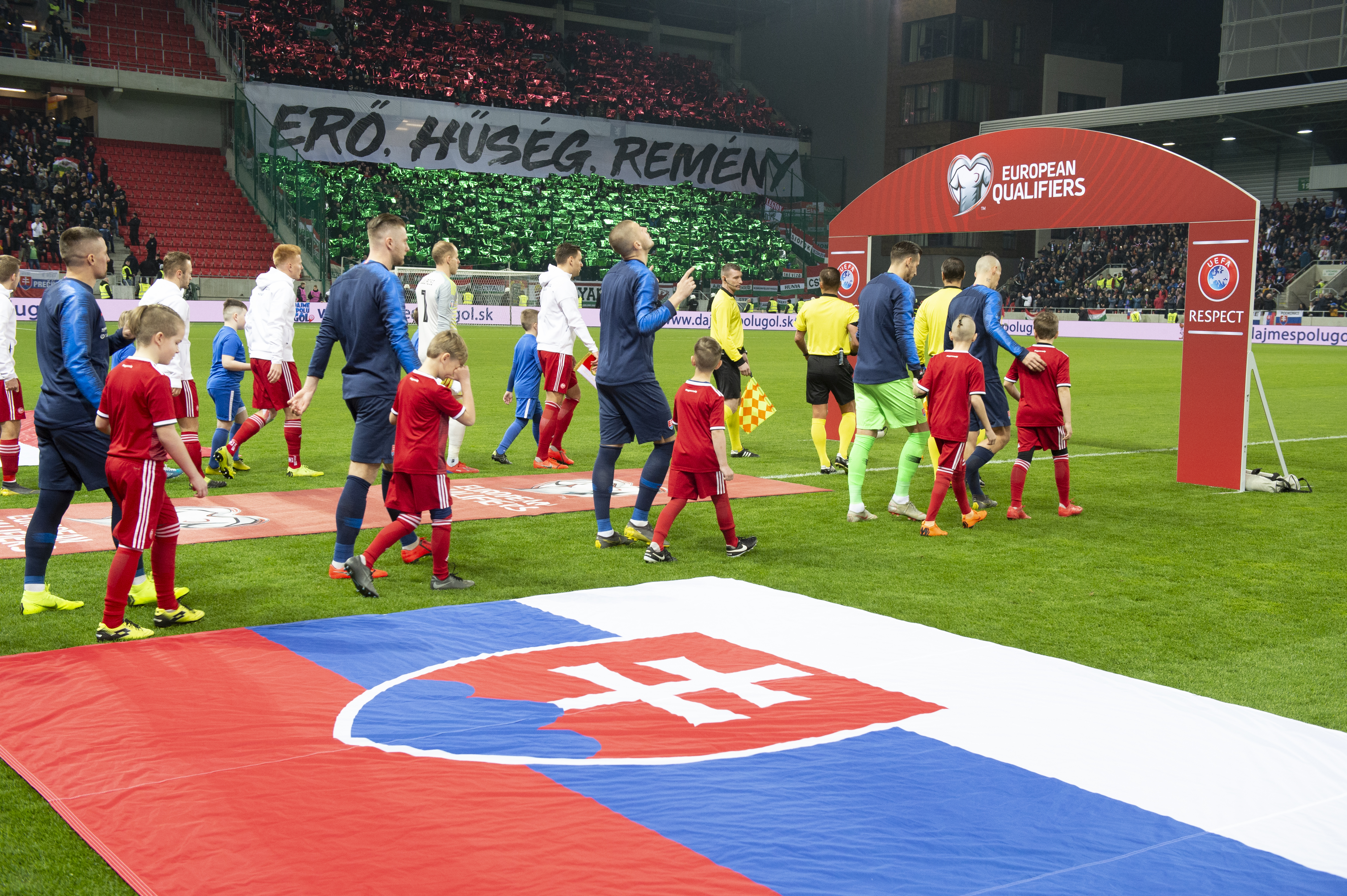 Na snímke príchod reprezentačného družstva Maďarska  a Slovenska  na trávnik pred úvodným stretnutím prvého kola E-skupiny kvalifikácie EURO 2020 Slovensko  - Maďarsko  21. marca 2019 v Trnave.