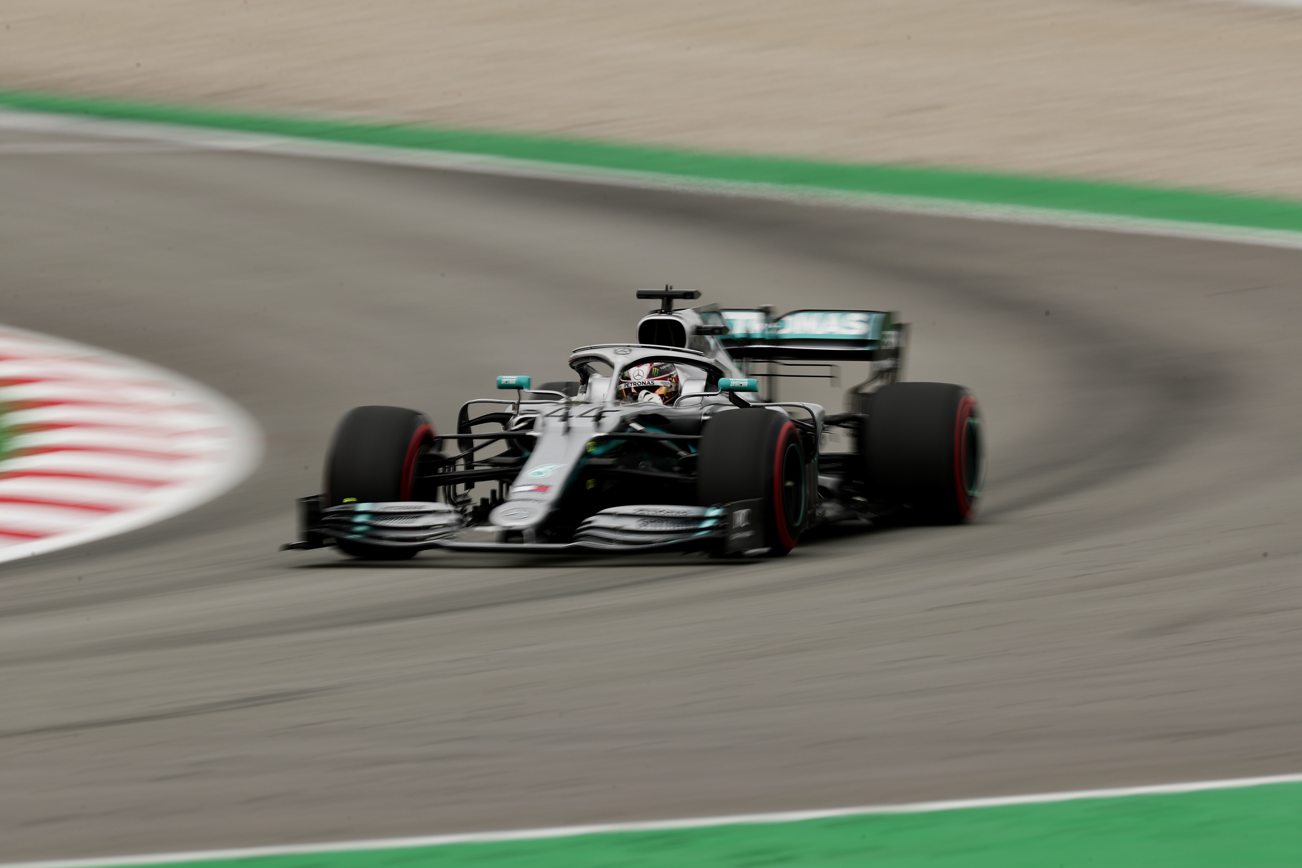 Brit Lewis Hamilton na Mercedese na tréningu pred Veľkou cenou Španielska