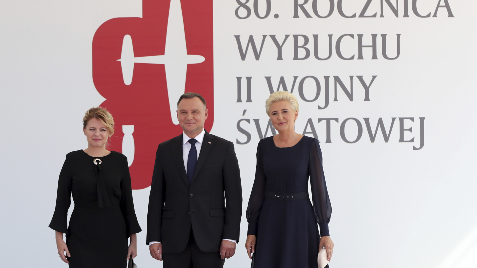 Poľský  prezidentský pár Andrzej Duda a jeho manželka Agata pózujú s prezidentkou Slovenskej republiky Zuzanou Čaputovou  pred začiatkom spomienkového podujatia v poľskej  metropole Varšava pri príležitosti 80. výročia vypuknutia druhej svetovej vojny, 1. septembra 2019.
