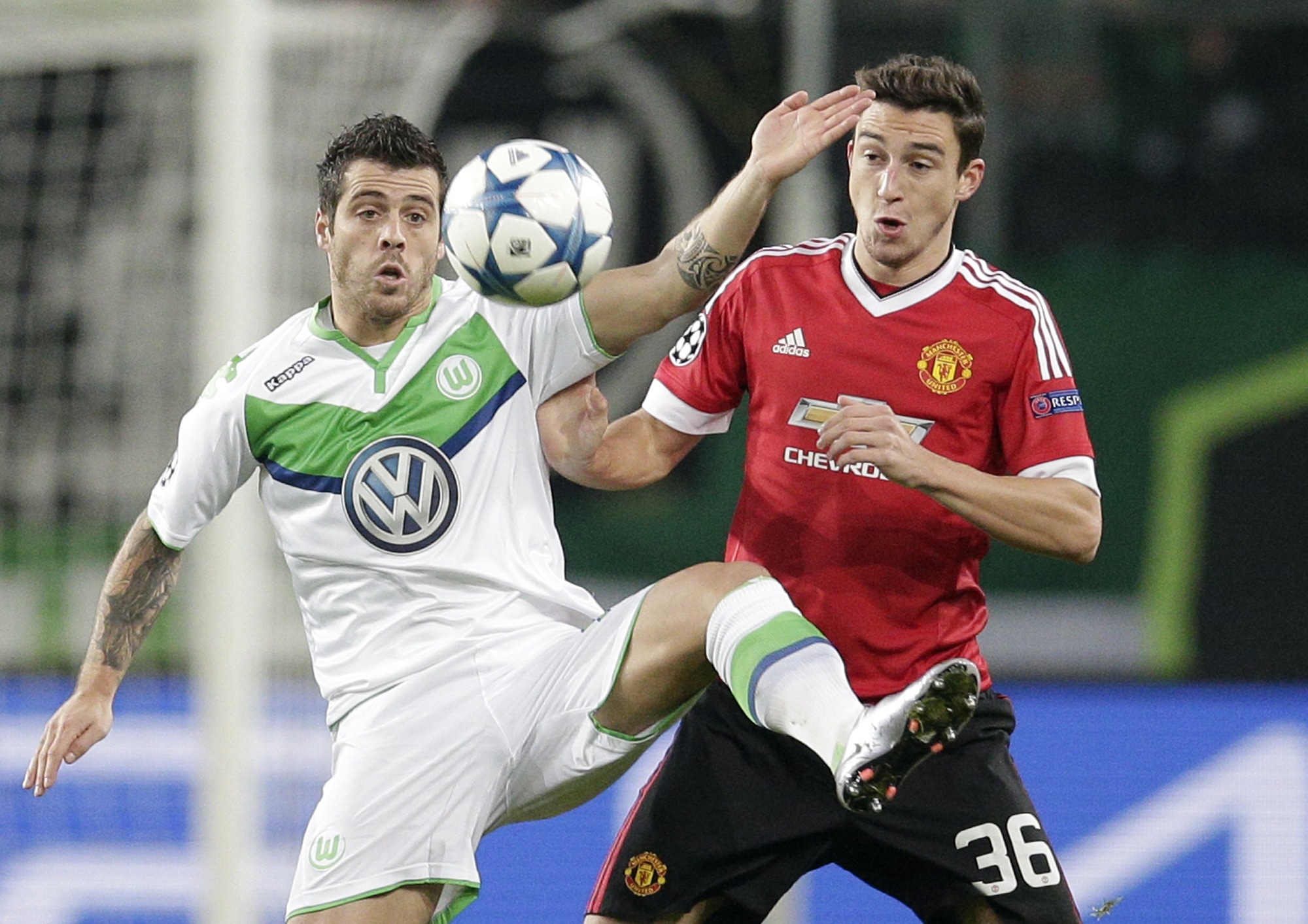 Na snímke hráč Wolfsburgu Vieirinha (vľavo) a hráč United Matteo Darmian (vpravo)