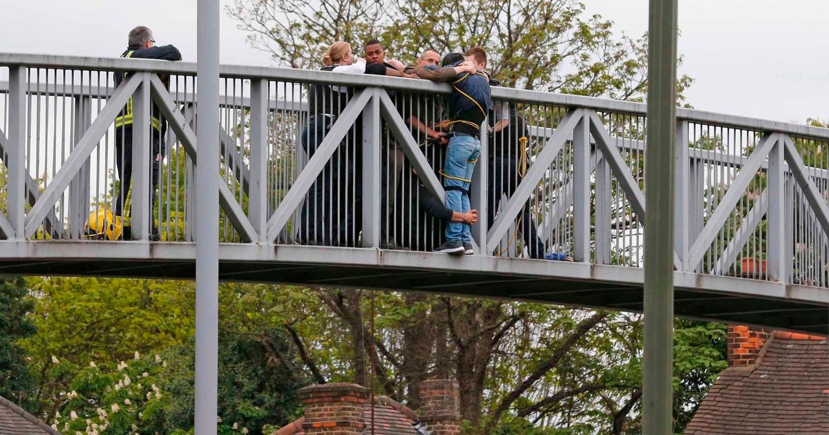 Na snímke je muž, ktorý chcel skočiť z mosta