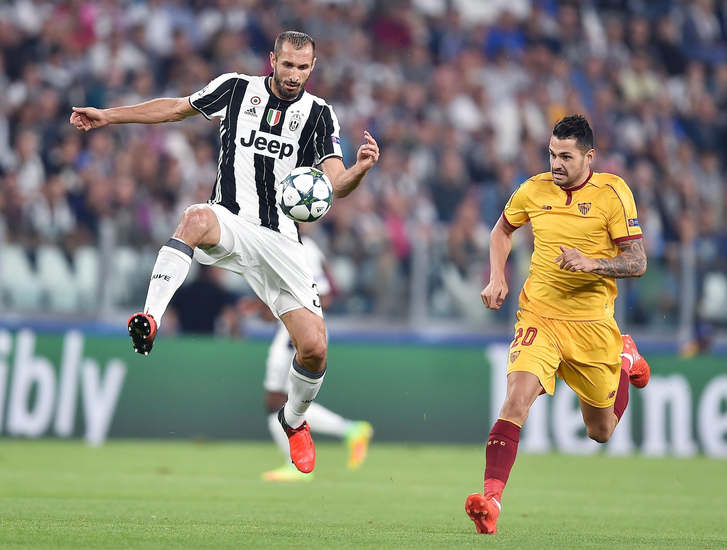 Na snímke vľavo hráč Juventusu Giorgio Chiellini
