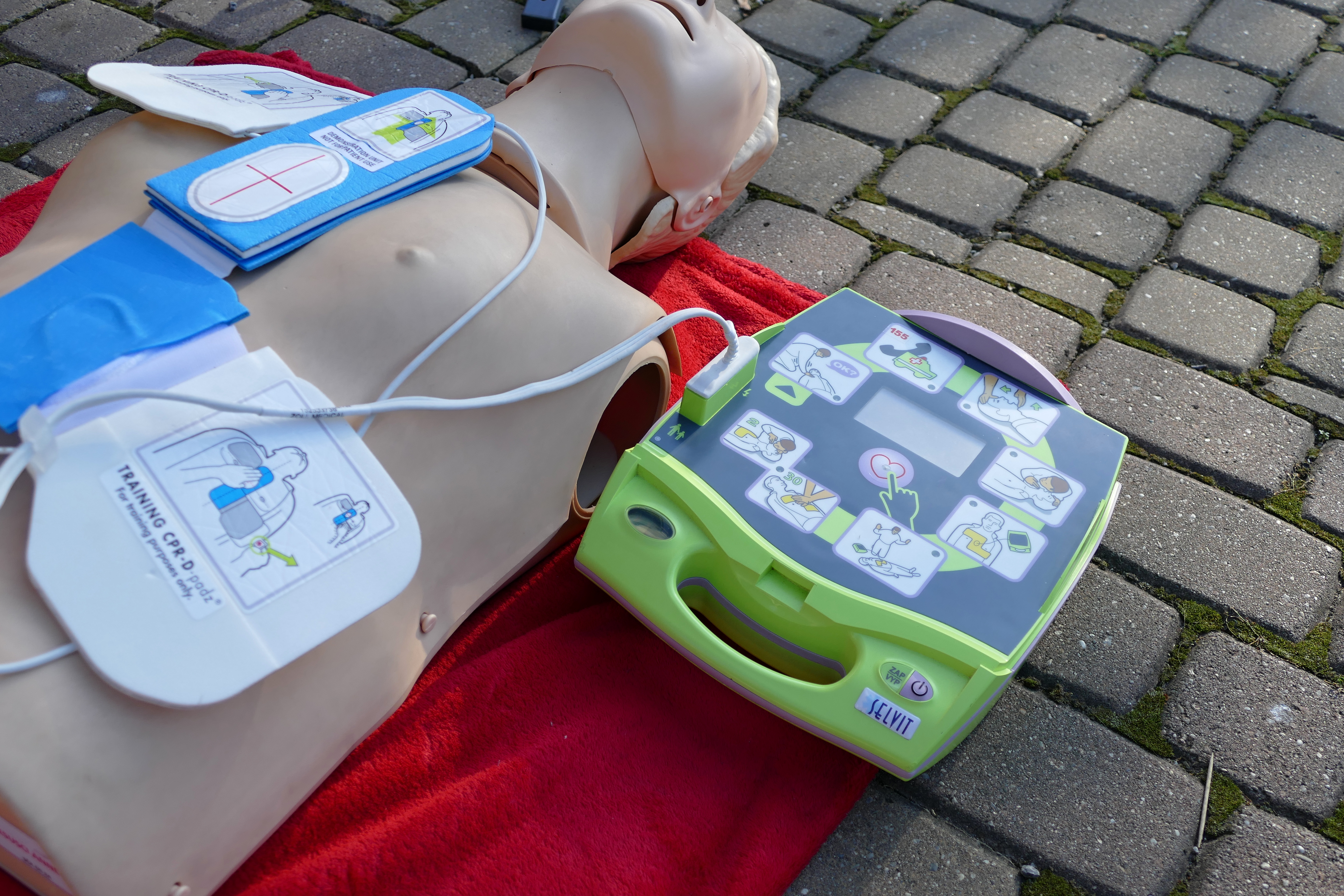 Na snímke automatický externý defibrilátor (AED), ilustračné foto