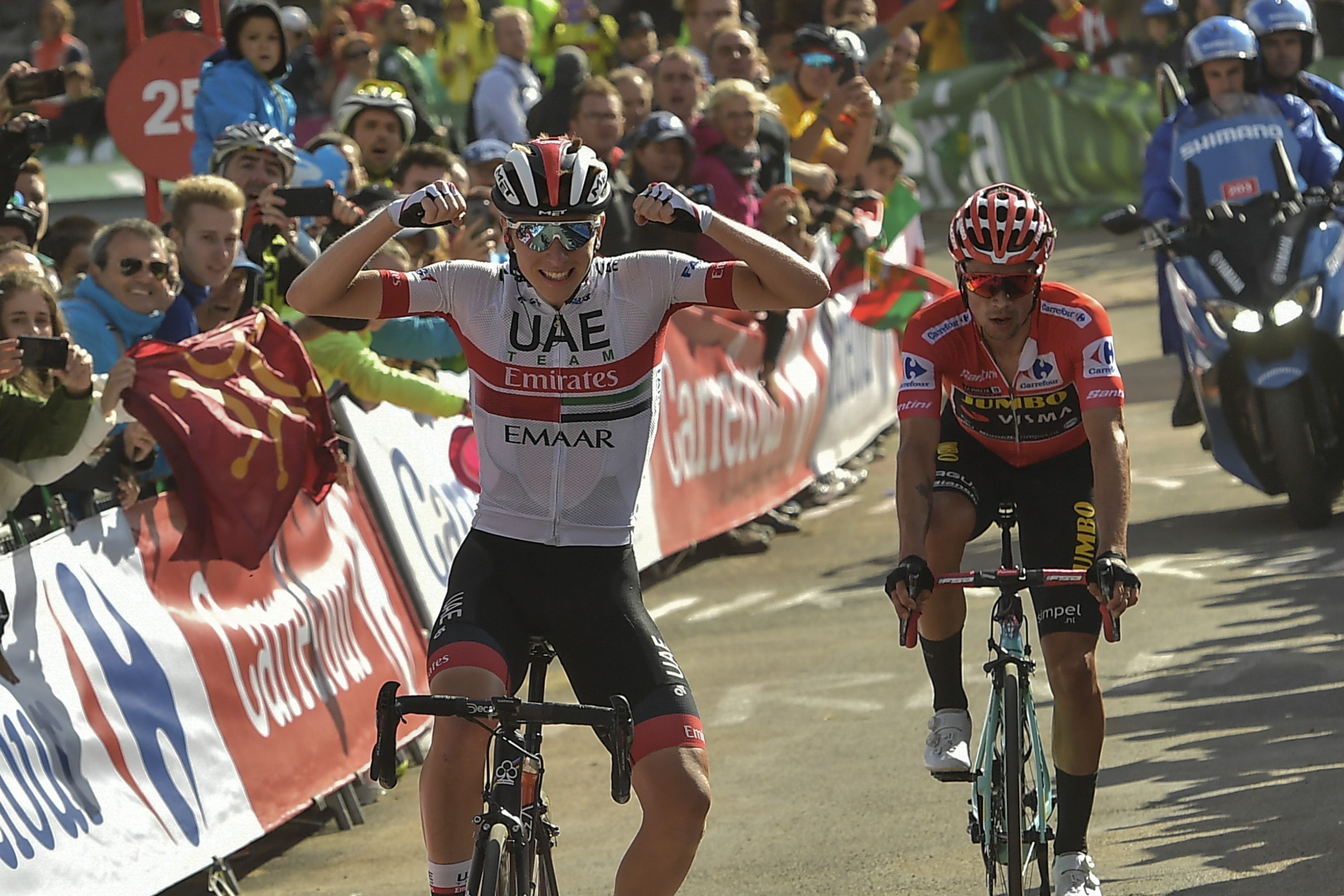 Slovinský cyklista Tadej Pogačar (vľavo) sa teší z víťazstva v 13. etape pretekov La Vuelta a Espaňa 6. septembra 2019.  Na kopci Los Machucos mu prenechal víťazstvo jeho krajan Primož Roglič (vpravo) z Jumbo-Visma, ktorý zvýšil svoj náskok na čele celkového poradia. Tretí skončil v piatok Francúz Pierre Latour s odstupom 27 sekúnd. Piatková etapa viedla z Bilbaa na Los Machucos a merala 166,4 km.