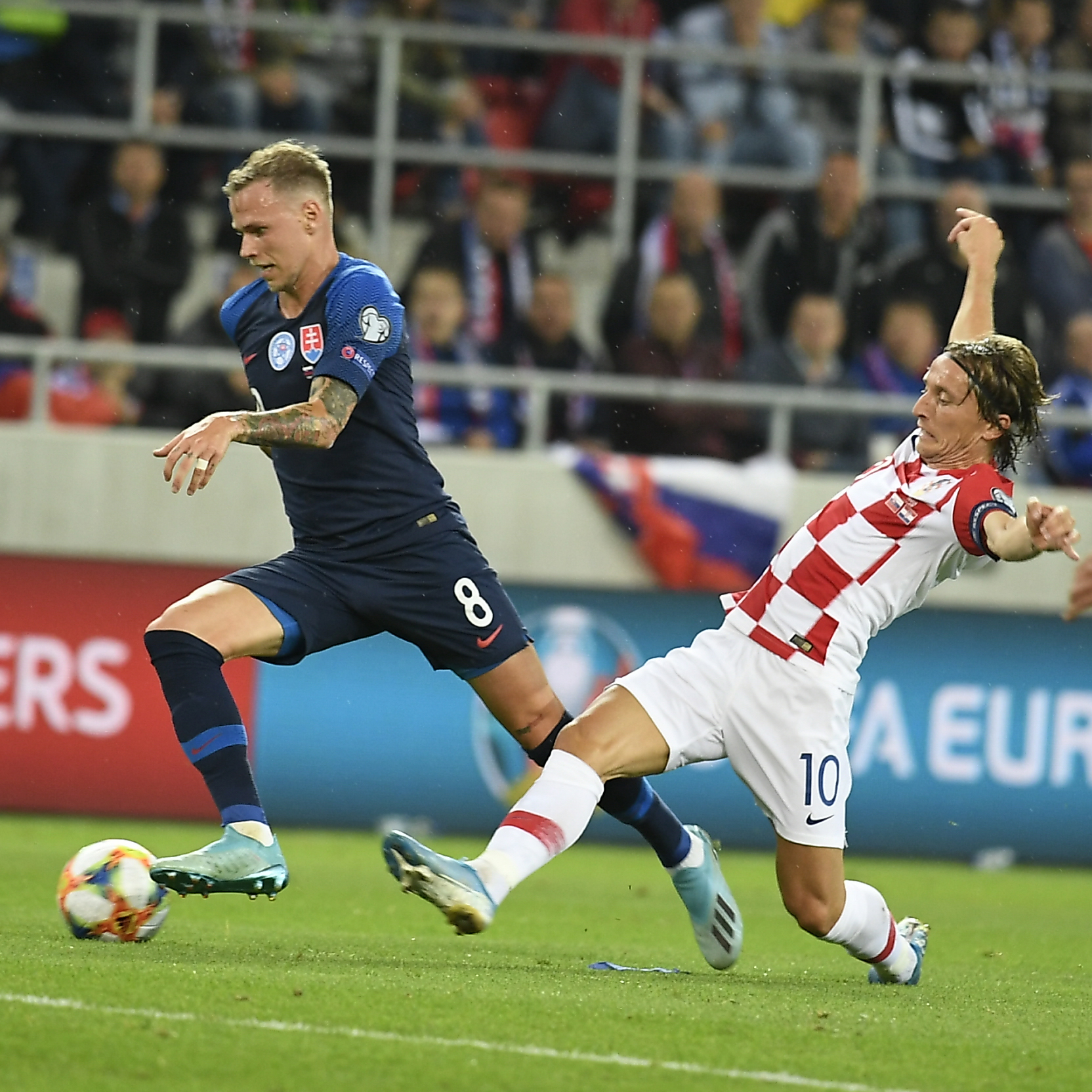 Na snímke slovenský futbalový reprezentant Ondrej Duda (vľavo) a kapitán chorvátskej reprezentácie Luka Modrič bojujú o loptu počas kvalifikačného zápasu E- skupiny EURO 2020 Slovensko - Chorvátsko v Trnave v piatok 6. septembra 2019.