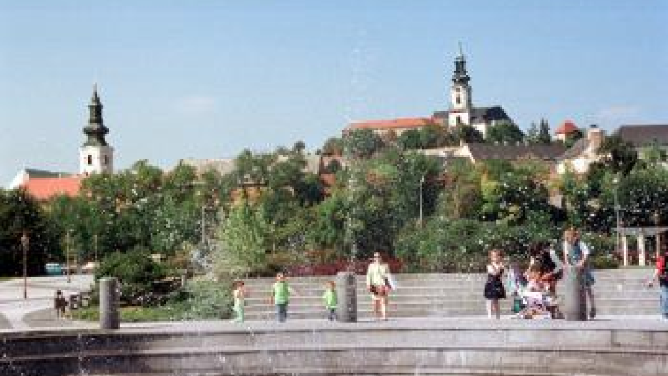Na ilustračnej snímke mesto Nitra a Nitriansky hrad.
