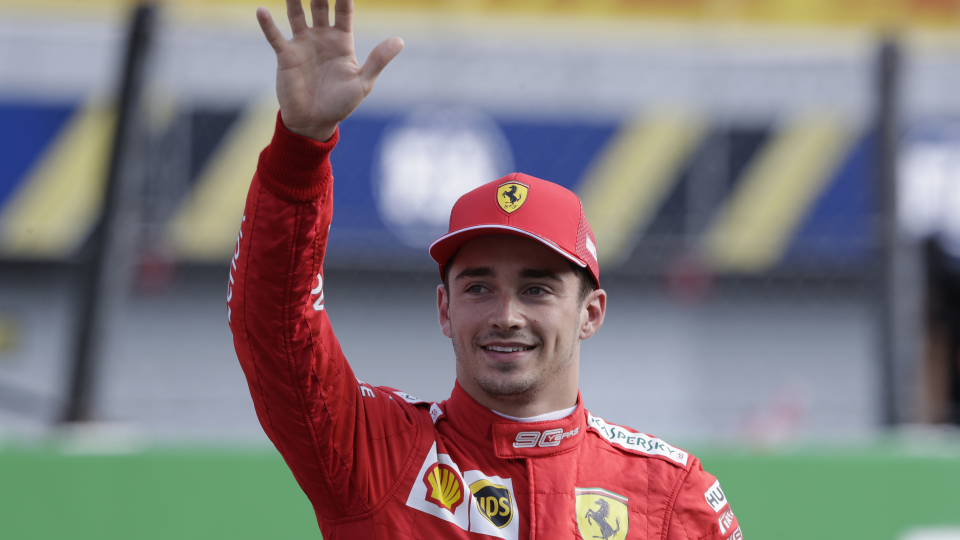 Monacký jazdec F1 Charles Leclerc  na Ferrari oslavuje po tom, ako získal pole position počas kvalifikácie na nedeľňajšiu Veľkú cenu Talianska F1 na okruhu v Monze 7. septembra 2019.