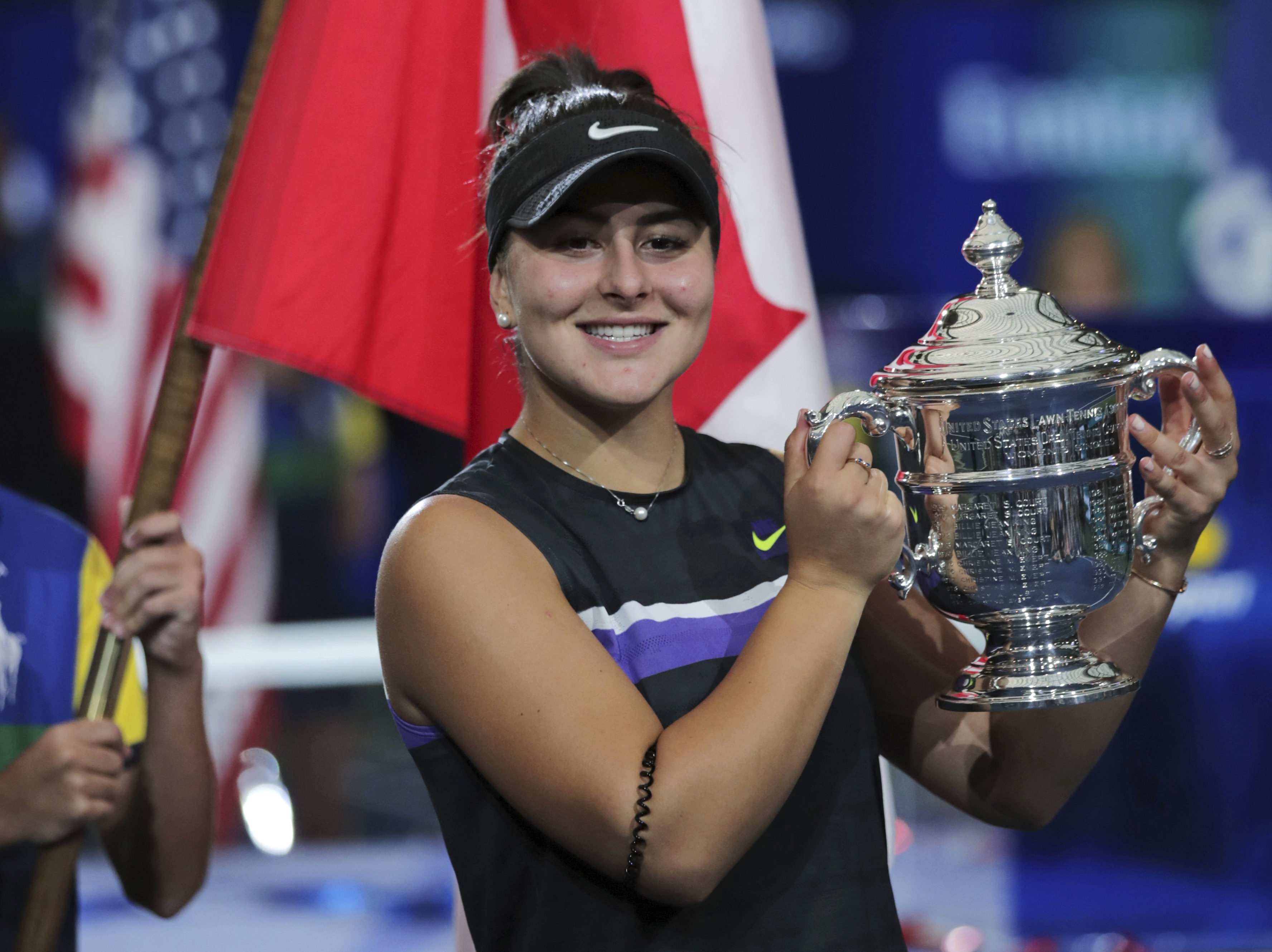 Kanaďanka Bianca Andreescu na snímke aj s trofejou pre víťaza po tom, ako vo finále US Open zdolala Serenu Williamsovú.