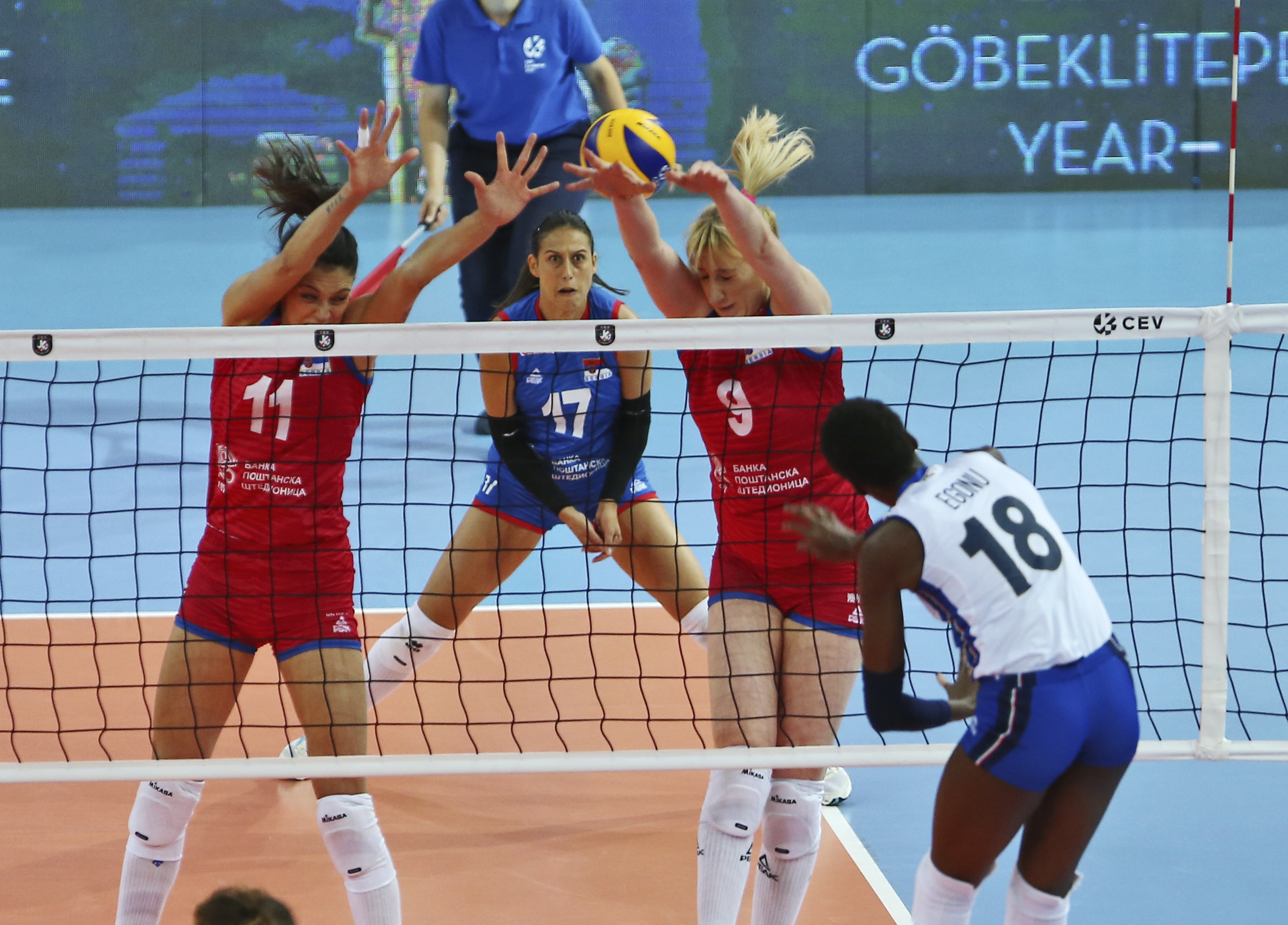 Srbské hráčky sa pokúšajú blokovať Talianku Paolu Ogechiovú Egonuovú (vpravo) v semifinále ME vo volejbale žien Srbsko - Taliansko  v Ankare 7. septembra 2019.