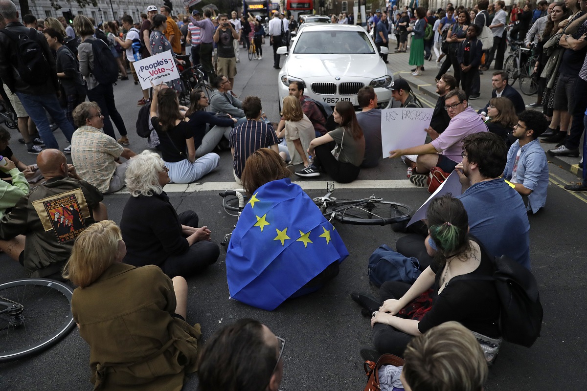 Proti-brexitoví stúpenci sedia na ceste oproti budove britského parlamentu v Londýne 3. septembra 2019.
