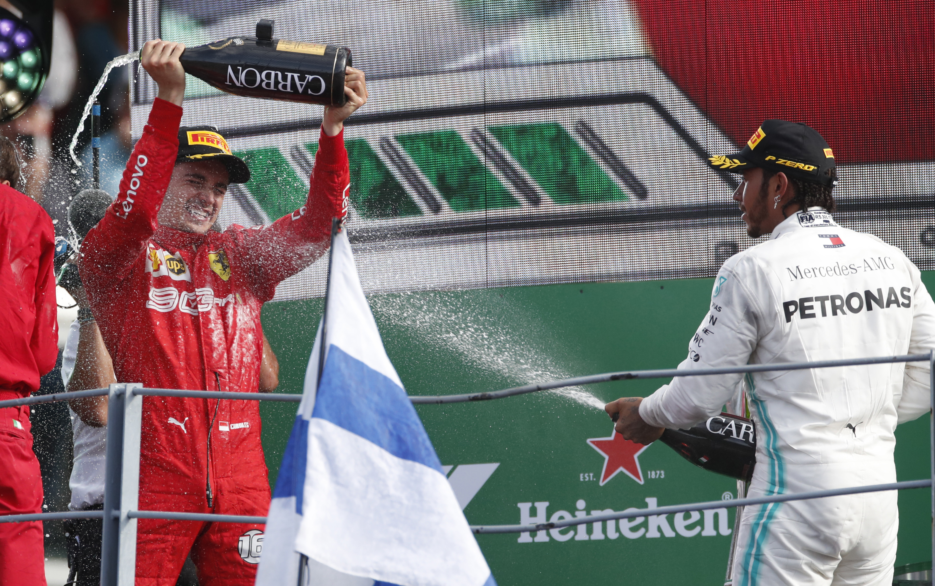 Leclerc (vľavo) oslavuje s Lewisom Hemiltonom (skončil tretí) svoje víťazstvo na VC Talianska.
